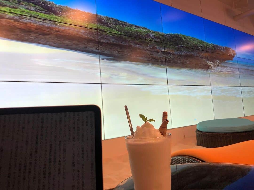 大森望のインスタグラム：「近所のビーチに寝そべって「このミステリーがすごい！」大賞一次選考通過作をひたすら読み続ける週末@ニコマルバー。  nicomaru-cafe.wixsite.com/website」