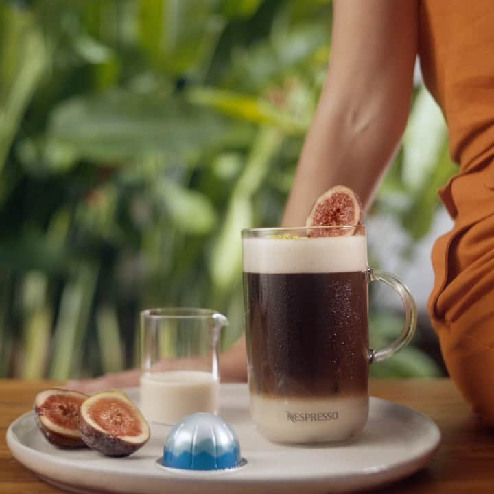 Nespressoのインスタグラム：「Enjoy summer to the fullest with this Ice Forte recipe, featuring ripe tropical bananas and a dash of vegan  milk.  #Summer2022 #ACupOfSunshine #BrazilianVibes」