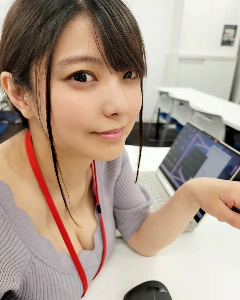 花井美理のインスタグラム：「⁡先輩『ちゃんと聞いてるー？』 ⁡ ⁡ ⁡ファンティア「みりちゃん応援」「みりちゃん激推し」プランでは、毎日撮り下ろしグラビアやオフショット写真・動画を更新中♡  新プラン｢みりちゃんライトプラン｣では『ジムでよく会うお姉さん』シリーズを中心に不定期更新中♡ そちらの応援もよろしくお願いします！⁡ ⁡ ⁡#花井美理 #mirihanai #グラビア#グラビアアイドル #撮り下ろし #写真 #撮影 #Japanesegirl #photo #portrait #instagood #asiangirls #Japaneseidol #会社の先輩  #gravureidol  #gravure #gravuremodel  #JAPAN #妄想 #STORY #営業 #オフィス #officelady  #Office  #OL #先輩#寫真偶像 #followｍe #ファンティア #ファンクラブ会員募集中」