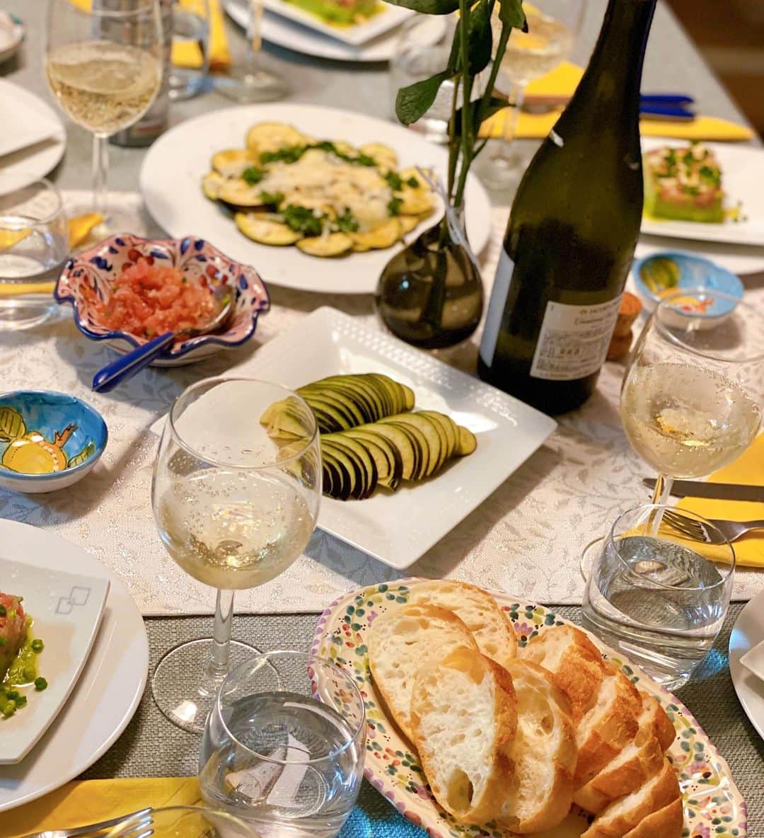 のインスタグラム：「旅するためのイタリア語🇮🇹  テキスト8月号のコラムでは イタリアの食習慣が教えてくれた 人生で大切なことについて書かせていただきました☺️🍀  Bisogna mangiare per vivere, Non vivere per mangiare. （食べるために生きるな、 生きるために食べよ）  最後のイタリア語の一文は、 ソクラテスの好きな言葉を引用しています🍽❤️‍🔥  写真は先日大切な仲間とおうちで お食事をした時のもの😌  みんなに食べてほしくて、 新潟魚沼の深雪なすもまた注文しちゃいました🍆  心の声をキャッチしながら 最善の行いを心がけたいです🍀  コラムもし読んでもらえたら 本意が伝わるかと思います^_^  撮影時のオフショットを添えて…  #旅するためのイタリア語 #料理 #おうちごはん #グルメ　#旅行 #nhkeテレ」