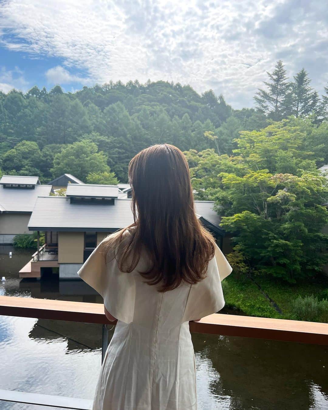 舟山久美子（くみっきー）のインスタグラム：「結婚式の準備もひと段落しました。(タタタ…タイヘンナンダネ🥹🥹🥹笑)  色んなものが落ち着いてきたと思いきや、、、結婚式には色んなドラマが起こります🫠🫠  最後の最後まで…本当にやる…よね？と未だに実感が湧かない気持ちと…とうとうやれるのかぁ…と言う気持ち…当日無事に迎えられるよね？大丈夫？と言う不安と…  やっとの思いなので 悔いなくやりたい。と言う気持ち…  笑笑笑  心と頭がとーっても忙しいです🤯🤯🤯  今心から願うのは、結婚式当日を無事に迎える事が出来ますように…という事です🙏🥲  #3年越しの結婚式 #プレ花嫁  #結婚式準備」