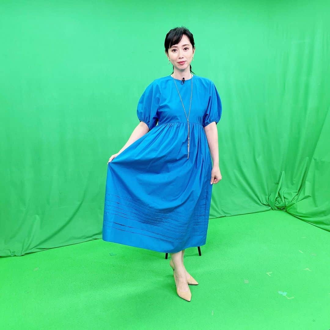 のインスタグラム：「. 衣装は綺麗なブルーのロングワンピース  #ワンピース #ワンピースコーデ #ワンピース夢女子さんと繋がりたい #ワンピース好きな人と繋がりたい #アナウンサー #アナウンサー衣装 #アナウンサーコーデ #キャスター #江連裕子 #セントフォース」