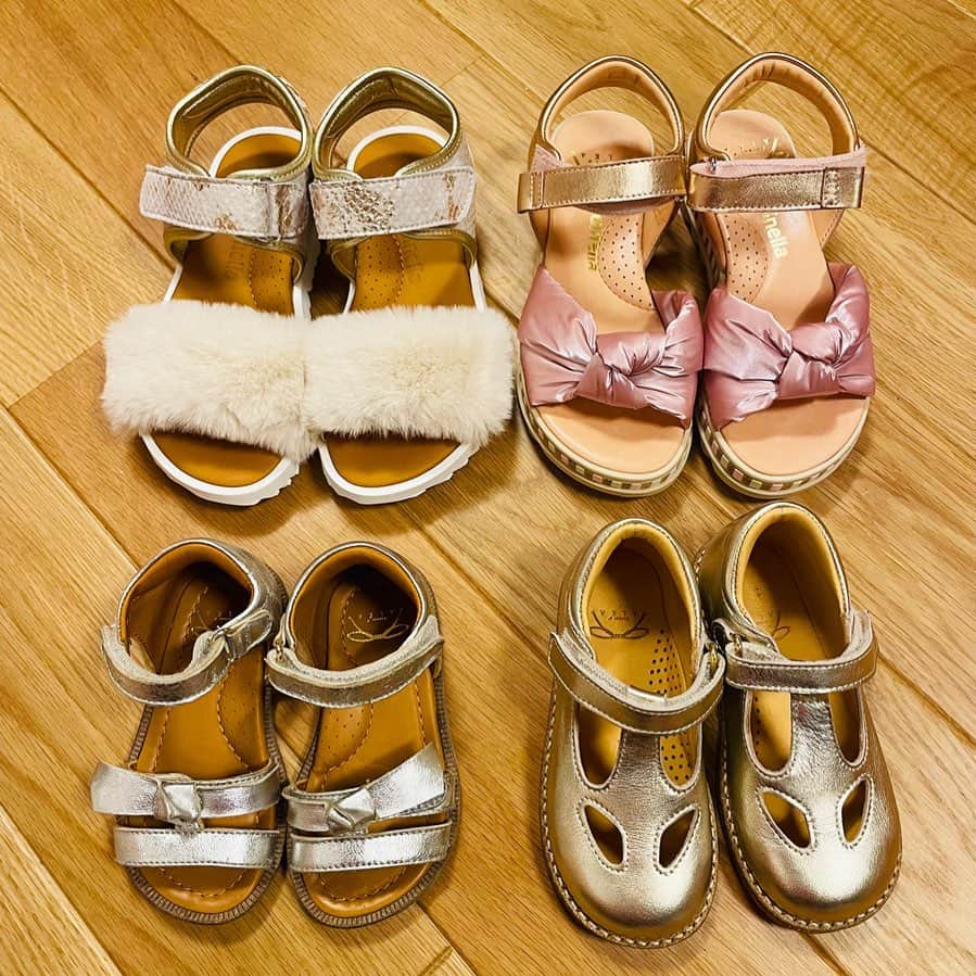 関根麻里さんのインスタグラム写真 - (関根麻里Instagram)「可愛いサンダルで娘たちもウキウキ！💖 6歳長女は、「ふわふわで気持ちがいい〜😊」2歳の次女は「シンデレラのおくつ〜💕✨」と大喜び！  さらに、足をしっかりと支えて、とても歩きやすいオシャレなサンダル⭐️  #アルカ さん、いつも足のサポートをありがとうございます！😊✨  @enfant_d_alka  @alka_meisterschuhe」7月29日 21時07分 - marisekine