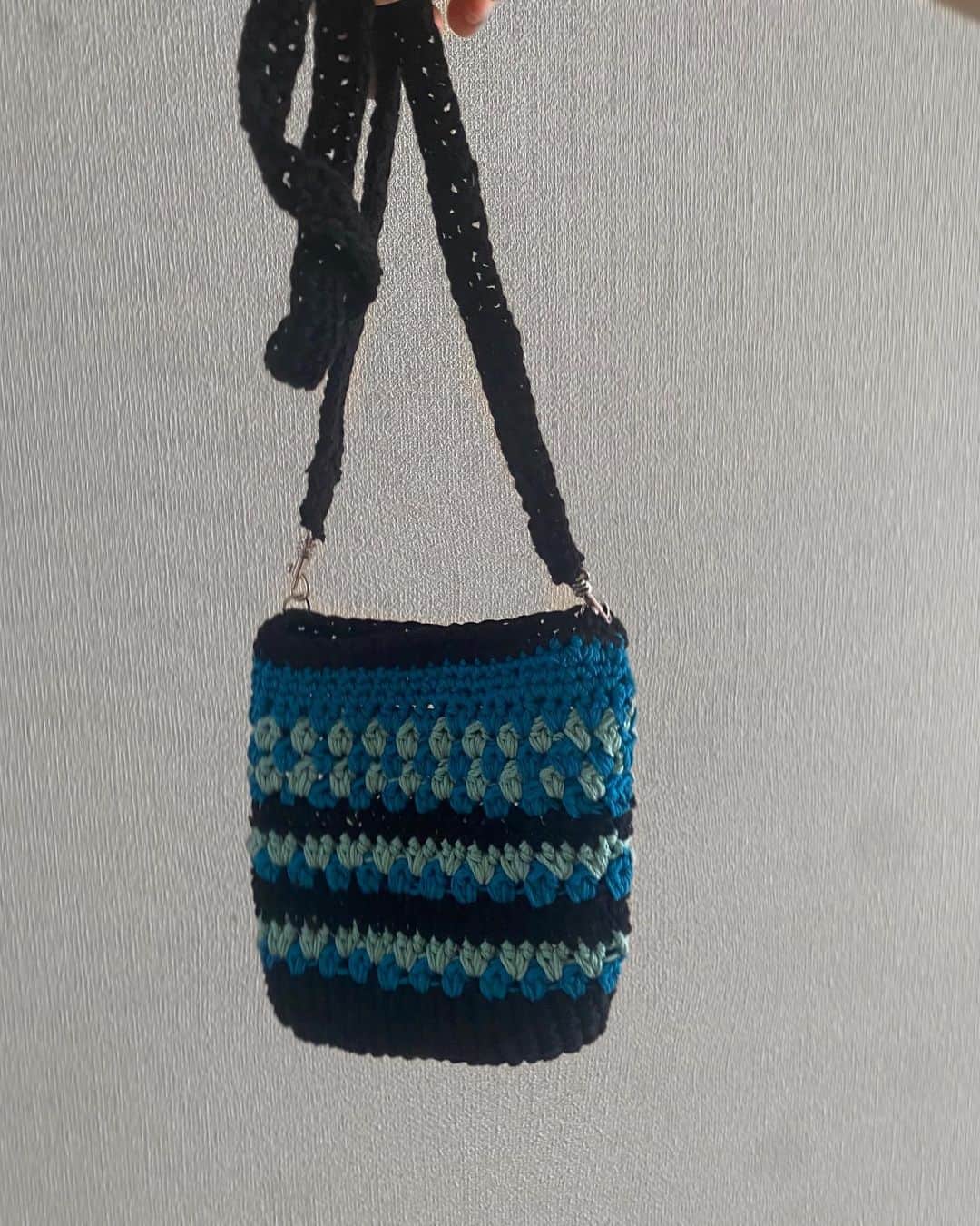 平美乃理さんのインスタグラム写真 - (平美乃理Instagram)「この前ポシェット編んでみました🧵  色もデザインも編み目も 綺麗にできて嬉しい🙆🏻‍♀️✨  #knitting#Crochet#handmade #かぎ編み#かぎ針編み #かぎ針編みバッグ#ポシェット#編み物」7月29日 21時12分 - minori_taira