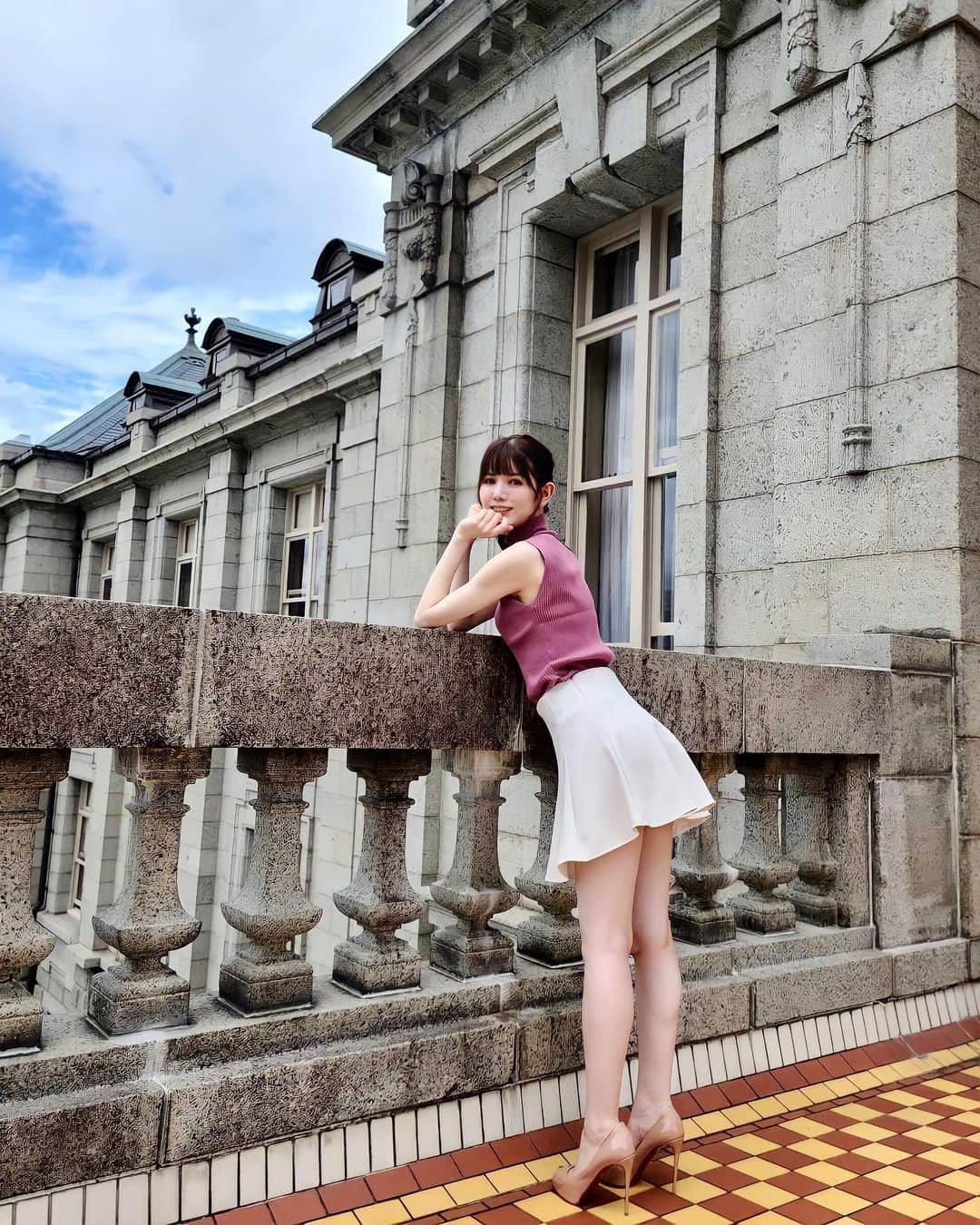 IKUMIさんのインスタグラム写真 - (IKUMIInstagram)「🫶 お城🏰💕💕  夜のパーティーで王子様とこそっと外に出て ここでお酒飲んだり…🥂  って妄想中😤💕  .  #ミニスカート#ミニスカ#ノースリーブ#ノースリーブニット #フレアスカート#山形#山形県#山形市#文翔館#asiangirls #asianmodel #山形観光#東北旅行#東北観光#山形旅行#美脚#美脚モデル#生足#素足#ハイヒール#highheelslover #ヒール #後ろ姿#見返り美人#後ろ姿美人 #美女#全身#全身コーデ#asianbeauty #セクシーガール」7月29日 21時16分 - miiiino3o