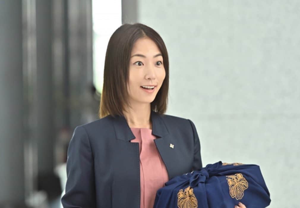 MEGUMIのインスタグラム：「毎週金曜日22時〜放送の ドラマ「石子と羽男ーそんな事で訴えます？ー」 3話から参加いたします😊 小さな事件に関わる人々の思いや成長、社会問題をコメディータッチで描いている作品です。  是非ご覧ください🙏🏻✨  Every Friday, at 22:00 p.m., Drama "Ishiko and Hao -- will you sue me for that?" We will participate from episode 3😊 It depicts the thoughts, growth and social problems of people involved in small incidents with comedy touch. Please take a look🙏🏻✨ #石子と羽男　#TBS #毎週金曜日22時放送 #今回は人生初の検事役でっす」