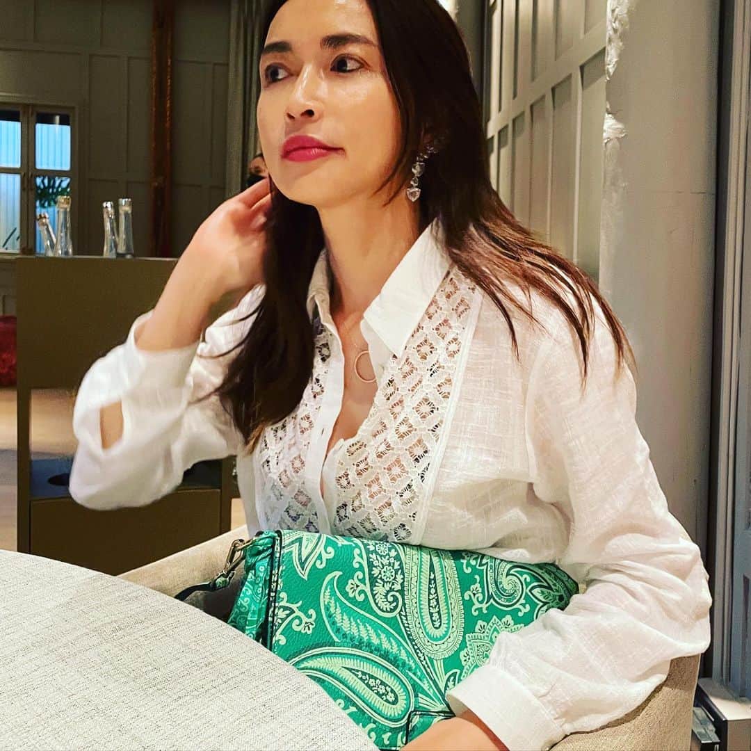 のインスタグラム：「今日ではないある日。  目頭から半分くらいまでインラインを引くのにハマっている最近です。  #makeup#eyeline#eyemakeup#bag#etro @etro」