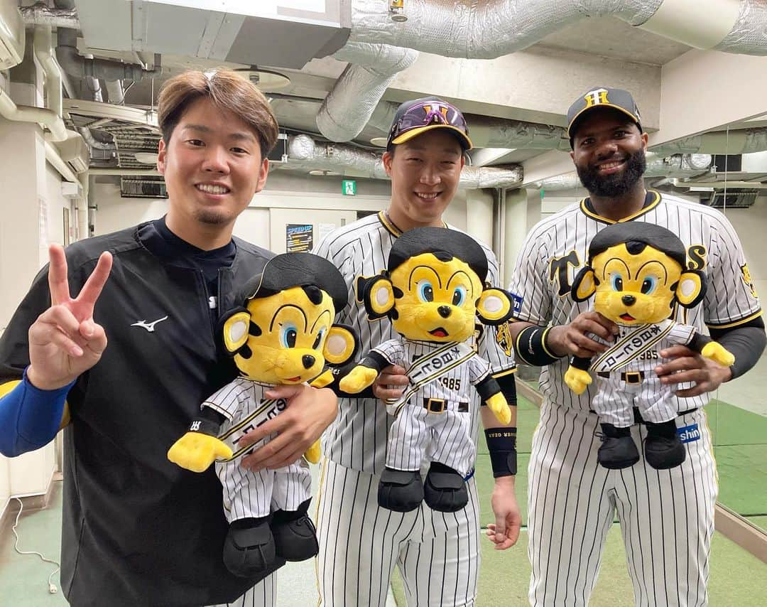 阪神タイガースさんのインスタグラム写真 - (阪神タイガースInstagram)「今日のヒーローは7回無失点の好投で7勝目をあげた西勇輝選手と、ホームランで援護したロドリゲス選手、大山選手です！ #今日のヒーロー  #西勇輝 選手 #7勝目  #大山悠輔 選手 #アデルリンロドリゲス 選手 #トラッキー 人形は #大山スタイル  #阪神タイガース  #イチにカケル！」7月29日 21時51分 - hanshintigers_official