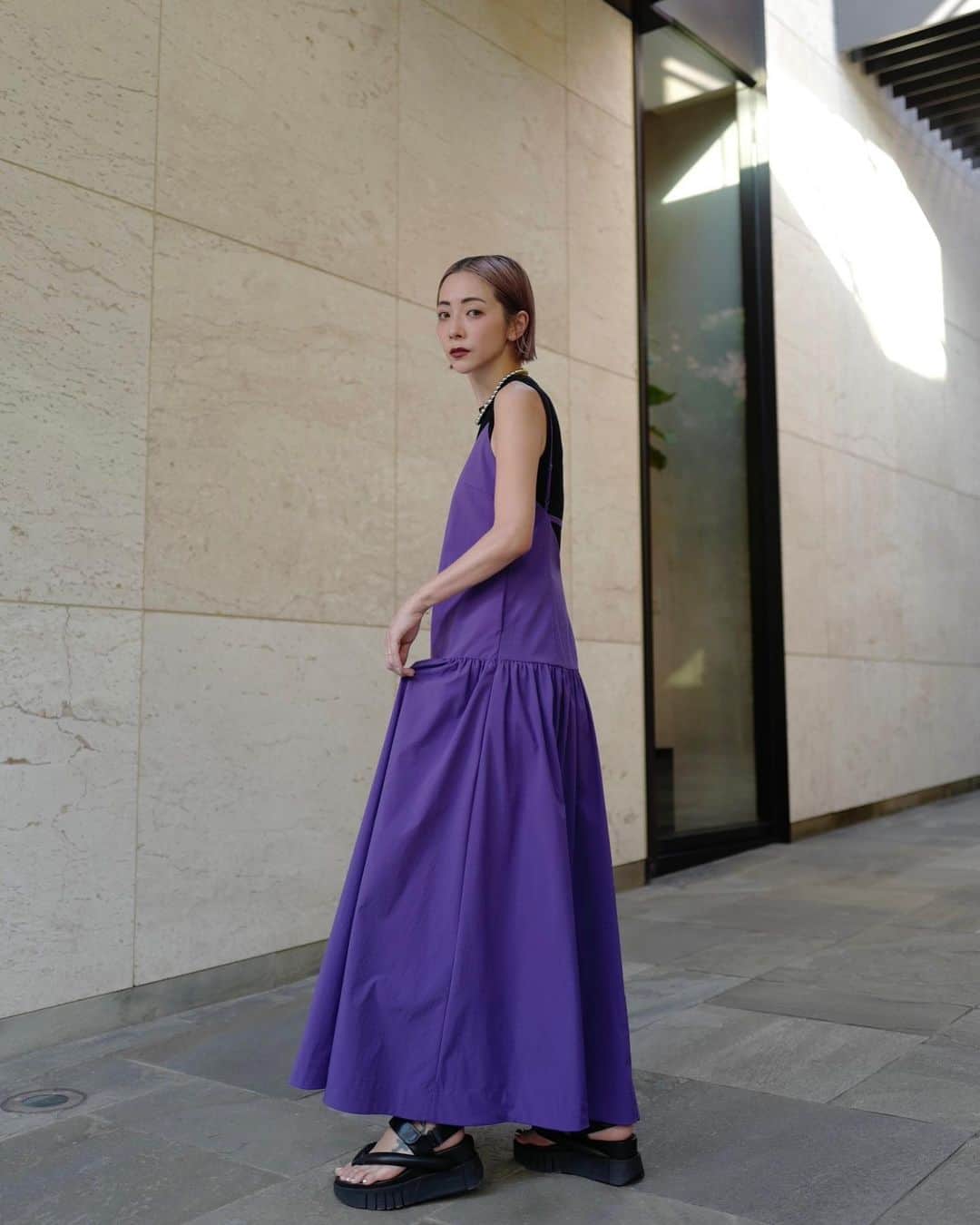 のインスタグラム：「今の髪色が落ちてきて ラベンダーワンピに合う色になってきた💜  軽くて涼しいタイプライター素材の ロー切り替えワンピース  インナーに水着を入れて 背中見せして着るのもかわいいよっ  皆様良い週末を💜  #UN3D @un3d_official」