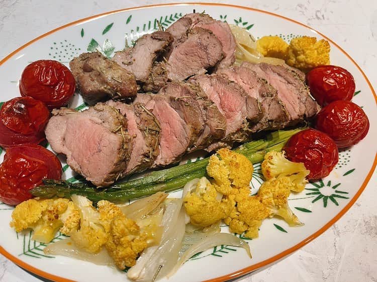 のインスタグラム：「暑い日はガツンと🍖🍖🍖 火を使うと汗かくのでオーブンに放り込んで、ポテっちと遊んで待ちます🐾  #肉料理  #プレゼントでいただいた #素敵なお皿」