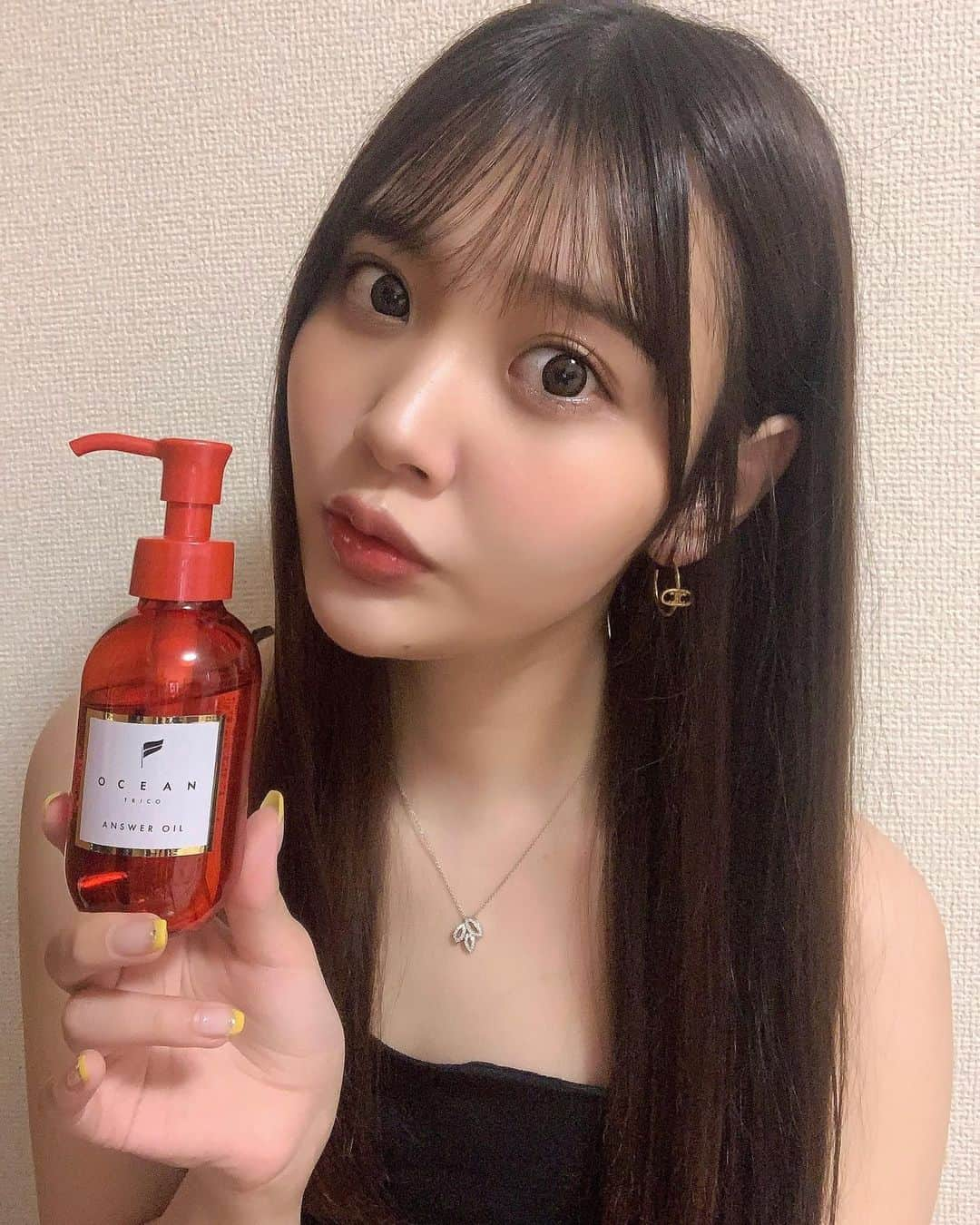 田尻あやめのインスタグラム：「最近のお気に入りのヘアケアのアンサーオイル これ使い始めてからめっちゃサラサラになった🥺  付けてる間、ずっと心地良い質感が続くよん！  #洗い流さないトリートメント #ヘアオイル #ヘアミルク #ヘアケア #ヘアスタイル #ヘアアレンジ #オーシャントリコ #アンサーオイル #アンサーミルク」