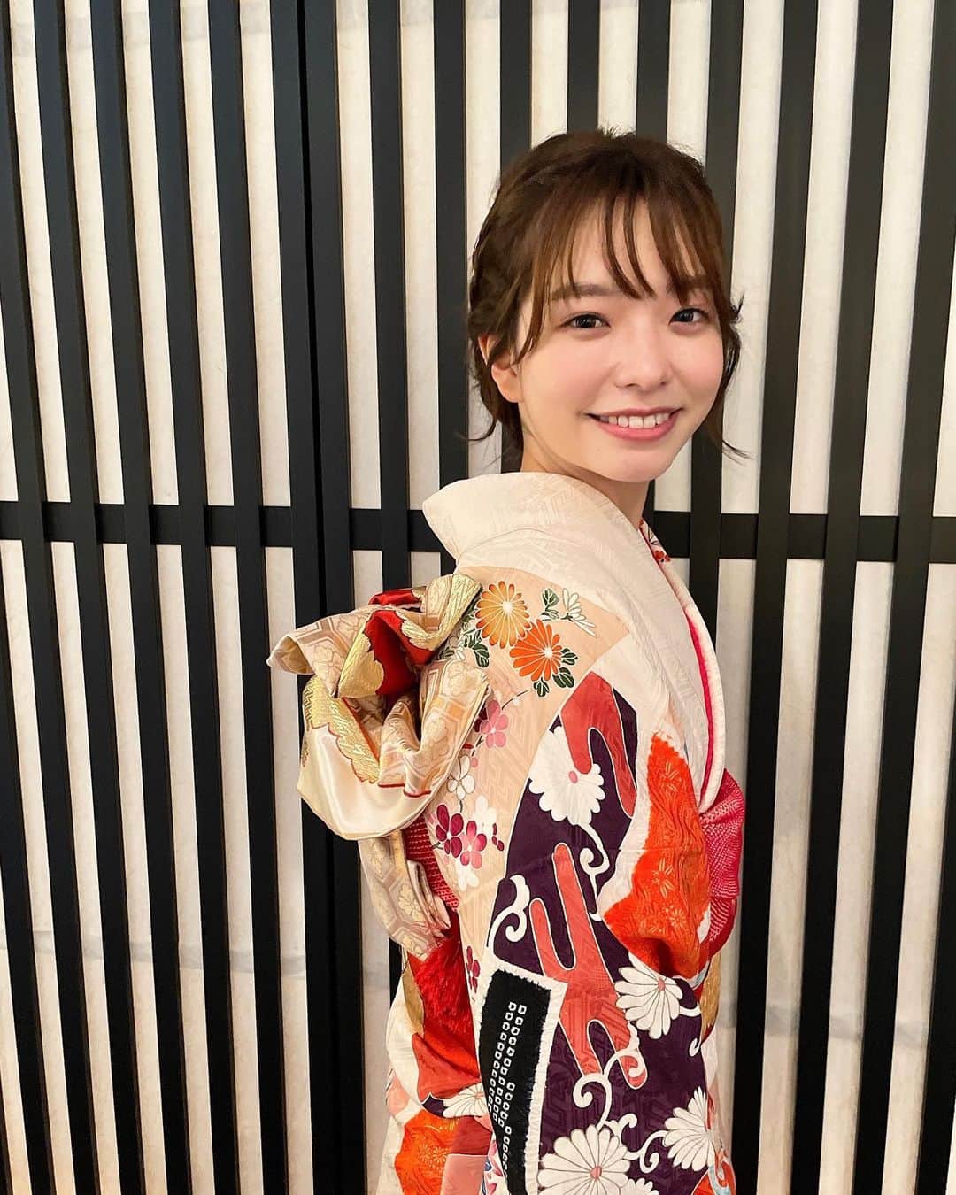 濱村春香のインスタグラム：「. 先日久しぶりに振袖を着ました👘 成人式ぶりだったので嬉しかったなぁ ⁡ #振袖 #着物 #振袖ヘア #振袖ヘアアレンジ #kimono #kimonostyle #ホリプロ #フリーアナウンサー #アナウンサー  #リポーター #司会」