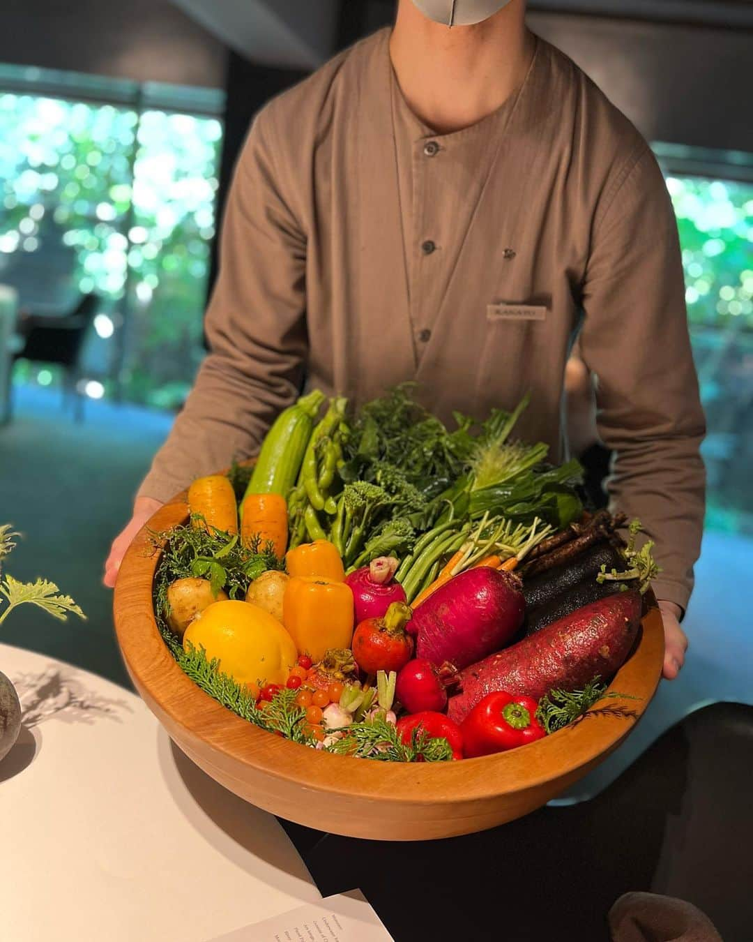 磯部奈央さんのインスタグラム写真 - (磯部奈央Instagram)「Wお誕生日会🎂  もう昨日になっちゃったけど、7月29日は私のお誕生日でした☺️ こんなに自分のお誕生日が、どうでもよくて子育てに奮闘した日で終わったのは初めてだった🤣 父が家に来てくれて、2時間お昼寝させてもらえたのが、何よりのお誕生日プレゼントだった🎁笑  写真は…お誕生日が近い私たち🤍 毎年ふたりで、「私たちの私たちによる私たちのためのお誕生日会」を、真ん中バースデーあたりに開催しているのですが、今年は私の出産もあったので、産前に行いました😊  行ってみたかった、レフェルヴェソンスにて🍽✨ お料理はどれも美味しくて、🍷飲みたくなった🥹←  まなちゃんとは、育児やファッション、美容、グルメトークなどなど、色んなジャンルにおいて、なーんでも相談にのってくれるし、いつも支えてもらってる存在💕  そんな時間を過ごせる、まなちゃんとのランチ会が、私にとって息抜きのひとつですが、産後でしばらくできてないから、落ち着いてまた行けるようになるのが楽しみだな🥺🫶  いつもありがとう💕 お互い、良い一年になりますように😊 プレゼントは、お互いリップ💄を贈り合いました🎁  #お誕生日 #私たちの私たちによる私たちのための誕生日会 #夏生まれ #レフェルヴェソンス」7月30日 0時17分 - nao_isobe729