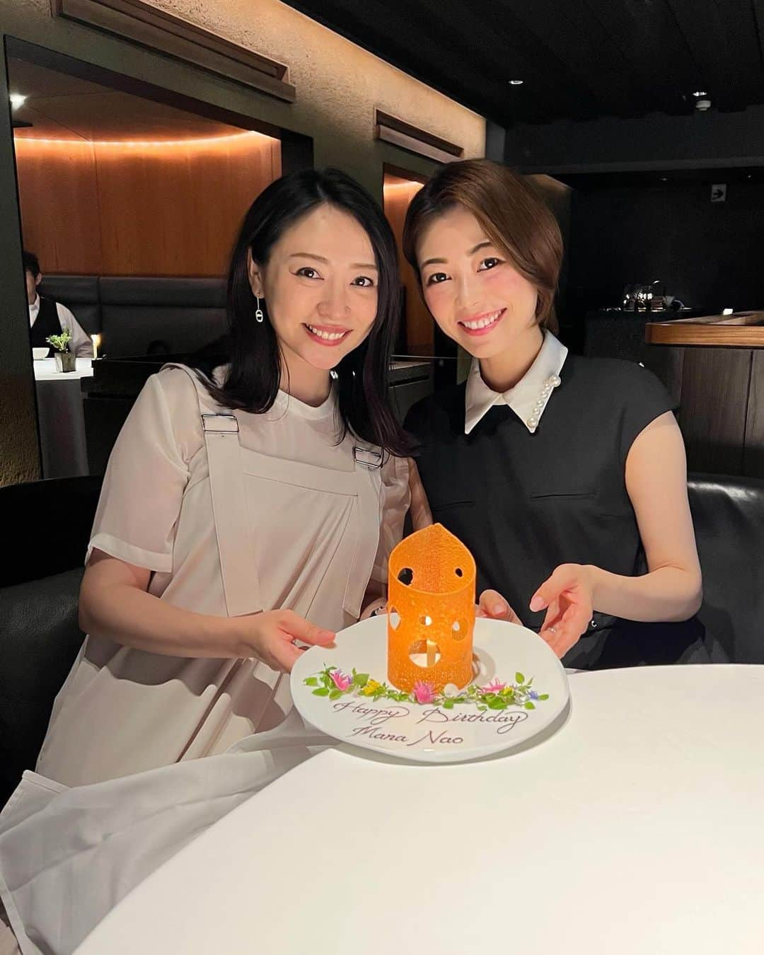 磯部奈央さんのインスタグラム写真 - (磯部奈央Instagram)「Wお誕生日会🎂  もう昨日になっちゃったけど、7月29日は私のお誕生日でした☺️ こんなに自分のお誕生日が、どうでもよくて子育てに奮闘した日で終わったのは初めてだった🤣 父が家に来てくれて、2時間お昼寝させてもらえたのが、何よりのお誕生日プレゼントだった🎁笑  写真は…お誕生日が近い私たち🤍 毎年ふたりで、「私たちの私たちによる私たちのためのお誕生日会」を、真ん中バースデーあたりに開催しているのですが、今年は私の出産もあったので、産前に行いました😊  行ってみたかった、レフェルヴェソンスにて🍽✨ お料理はどれも美味しくて、🍷飲みたくなった🥹←  まなちゃんとは、育児やファッション、美容、グルメトークなどなど、色んなジャンルにおいて、なーんでも相談にのってくれるし、いつも支えてもらってる存在💕  そんな時間を過ごせる、まなちゃんとのランチ会が、私にとって息抜きのひとつですが、産後でしばらくできてないから、落ち着いてまた行けるようになるのが楽しみだな🥺🫶  いつもありがとう💕 お互い、良い一年になりますように😊 プレゼントは、お互いリップ💄を贈り合いました🎁  #お誕生日 #私たちの私たちによる私たちのための誕生日会 #夏生まれ #レフェルヴェソンス」7月30日 0時17分 - nao_isobe729