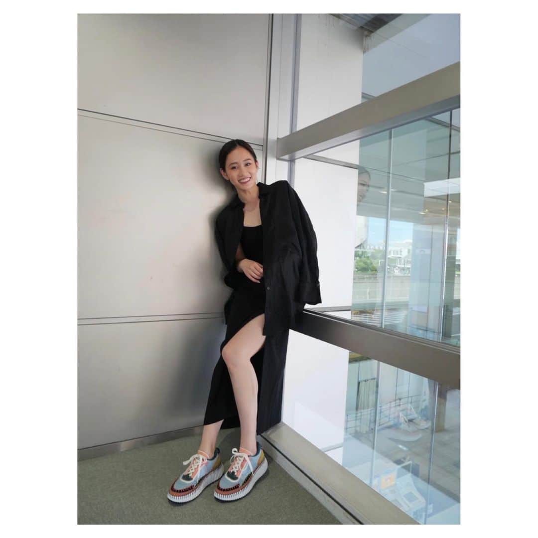 前田敦子のインスタグラム：「.  私生活ではもちろん、 仕事では最近舞台2本連続なので、 sneakerは欠かせない毎日です。  今ハマっている事や、 習慣にしてることありますか？  #shoes #sneaker #Chloe  @chloe   #dress #ZARA #私服 #black #summer  #夏ってあっという間に終わっちゃうんですよね #おやすみなさい 🌙」