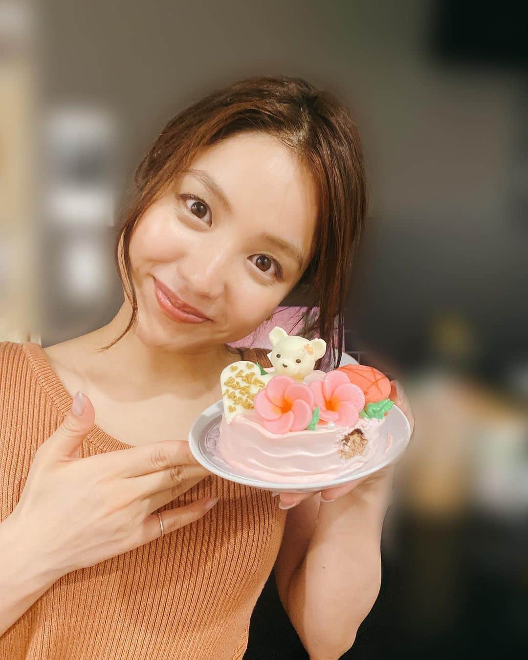 のインスタグラム：「飛ぶように過ぎるこの頃🕊  今月は誕生日もありました🎉  社団法人等で考え事の範囲が広がったけれど 何をするにも自分が楽しく取り組む、を大事にしたい！  実家で毎年サーティーワンのバースデーケーキを食べるようになって4半世紀、今年がほんとの31🫠  今後ともよろしくお願いします✨　  #くまちゃん可愛い 🥹❤︎🧸 #31デコケーキ  #ハワイにいきたいよ 🌺」