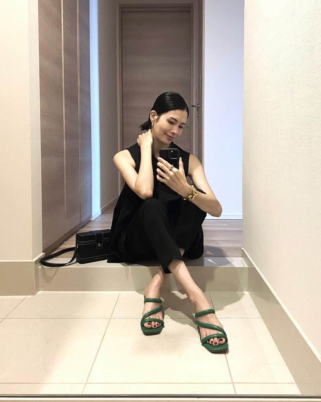 土屋希美のインスタグラム：「久しぶりに私服🤳 全身黒の時は小物に差し色を！ 黒と緑は相性抜群だね💚 #私服」