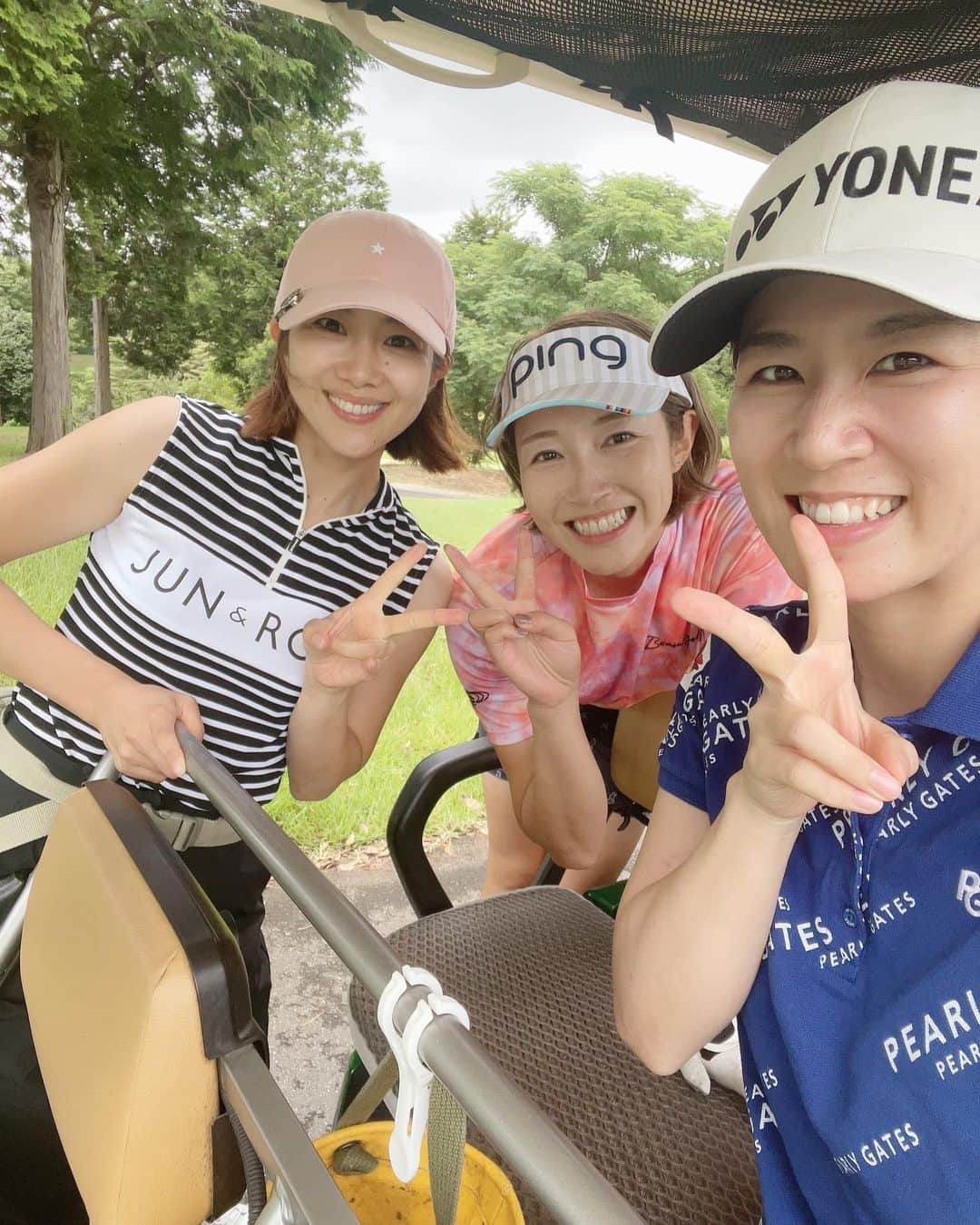 のインスタグラム：「・ 面白すぎた3サムゴルフ🤣🌈 動画は右ドッグのミドルホール。 多分飛距離は50ydくらい🤣笑笑 もう笑いがみんな止まらなくなっちゃってますね。 ・ レイさんが誕生日プレゼントでゴルフ用のポシェットくれてめっちゃ嬉しかった🥺🎉ありがとうございます〜💓 ・ 早くレギュラーティーから安定して90台出せるようになりたい😮‍💨 ・ #ゴルフ #golf #アスリート女子 #noppomaikogolf」
