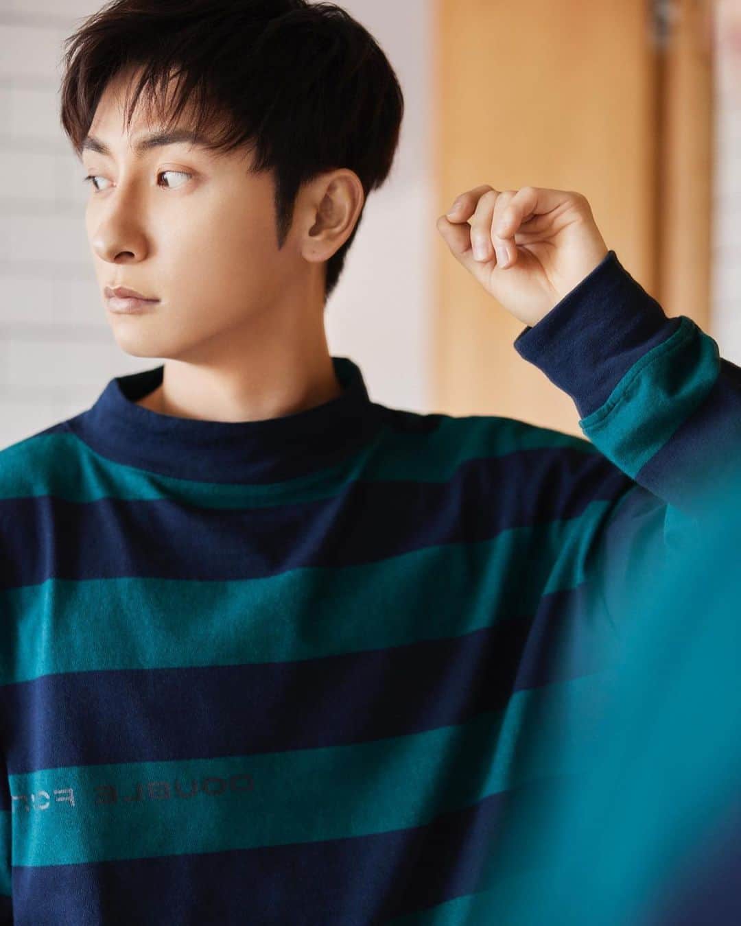與真司郎のインスタグラム：「「446 - DOUBLE FOUR SIX - 22-23AW 1st Collection」  446インスタライブ観てくれたみんなありがとうございましたー🤗  どれもこだわってつくったアイテムなので、 それを着てみんながハッピーな気持ちになってくれたら嬉しいです😝  写真3枚目〜の インスタライブでも紹介したフォトロンTは僕が撮ったアメリカの初日の出の写真です🙈  背中の文字の  「it's always darkest before the dawn」  ※着用写真では背中の文字の「the」の文字が抜けてしまっていますが、本商品では、「the」の文字が追加されますので、多少デザインが変更になります。 ご了承ください。  直訳すると  「夜明け前はいつも1番暗い」  という、ことわざみたいなもので、  「明けない夜はない」という前向きでハッピーな言葉です👍  今どんなに辛くても、 自分を信じて頑張っていれば必ず夜明けはくるから、 一緒に人生ハッピーに過ごしましょう🤗  ぜひチェックしてください😊  22-23AW 1st Collection受注期間は7月23日(土)11:00〜7月31日(日)23:59までです！ * * Preorder now！ July. 23th 11:00～july. 31th 23:59  @446_double_four_six   #446DOUBLEFOURSIX #DOUBLEFOURSIX #SHINJIROATAE #與真司郎」