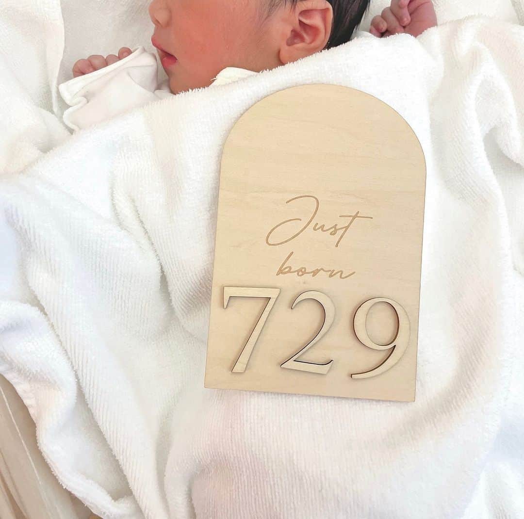 二宮璃子のインスタグラム：「2022年7月29日  38w5d  ⏰18:50 👶3,166gの男の子出産しました♡  分娩室入って１時間で生まれ お産が一気に進んで私もパニック😂 先生も助産師さんもびっくり🤣  無事に出産出来て本当に良かった〜😢💕 久しぶりの新生児可愛くてたまらない👶  退院して家族に会うのが楽しみ〜🫶 早く会いたい💕💕  沢山DM来てたのでご報告です♡♡  また落ち着いたら出産レポ書きます🥴  #出産報告 #３人目出産報告 #男の子ベビー #男の子ママ #新生児 #新生児1日目 #出産 #7月baby #7月生まれ #38w5dで出産」