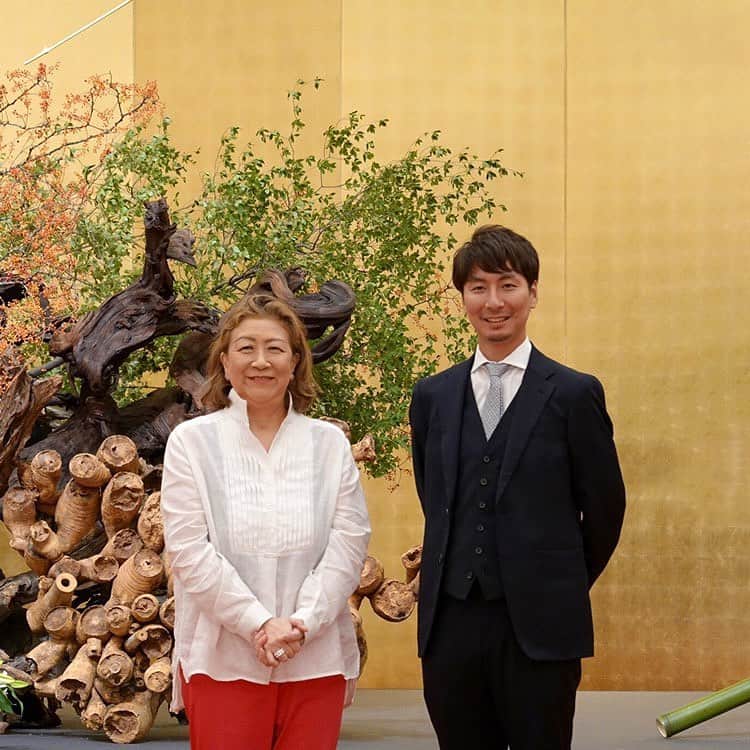 小原宏貴のインスタグラム：「7月24日(日)、The Okura Tokyoで行われた一般社団法人いけばな協会設立祝賀会にて草月流家元　勅使河原茜先生とデモンストレーションを行いました。  今回は過去に例のないサプライズな演出として、作品の骨格にあたる"芯"の交換と、お互いに相手にいけてほしい花材を当日発表する"封じ手"などを行いました。  互いの流派のエッセンスが融合していく過程をお楽しみいただけたのではないでしょうか。  御家元はじめ草月流の皆様ありがとうございました！  #小原流 #いけばな小原流 #ohararyu  #oharaschoolofikebana #いけばな #插花 #花藝 #ikebana #華道 #小原宏貴 #hirokiohara #花のある暮らし #花好きの人と繋がりたい #flowerstagram #flowersofinstagram #flowerartist #flower #flowers #flowerlovers #flowerphotography #instaflower #サプライズ #祝い花 #お祝い #草月流　 #sogetsu」