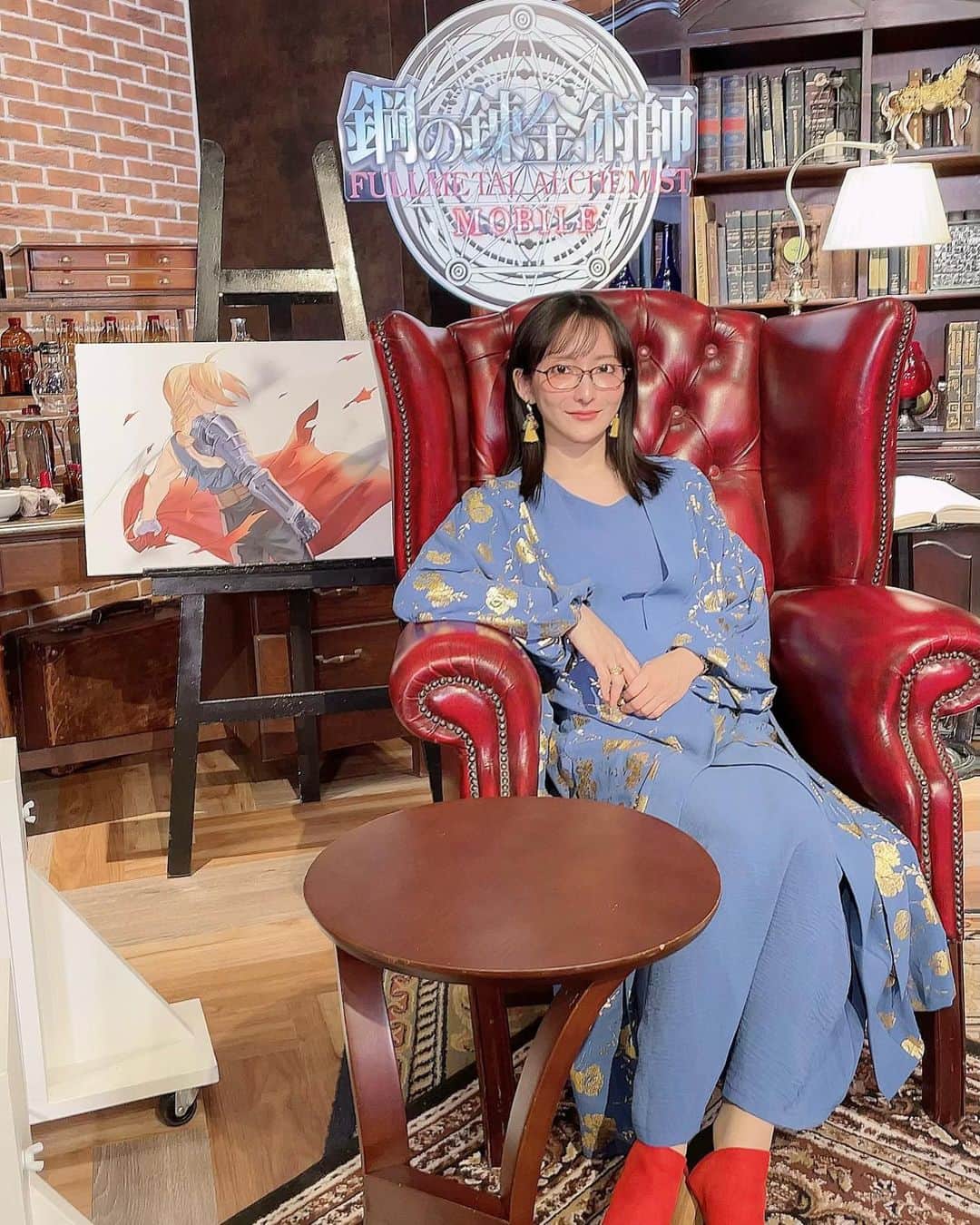 松澤千晶のインスタグラム：「どっしり。 やっぱり太りましたね。笑  お洋服と靴がエルリック兄弟のカラーだ！と朴さん釘宮さんが気付いてくださって嬉しかったです。  #ハガレン #鋼の錬金術師」
