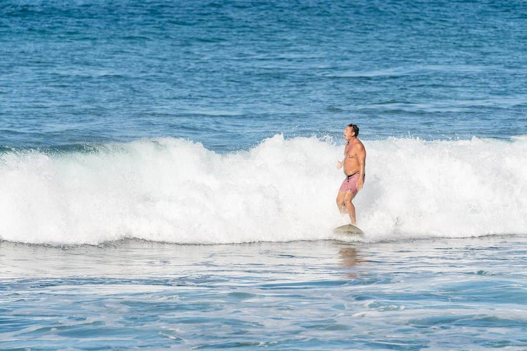 エリック・デ・メンドンサのインスタグラム：「深呼吸してーごらん 🐳 🐳 🐳 @teppeitajima 🌊🌊🌊thanks for the surf sesh 📷いつしくん」