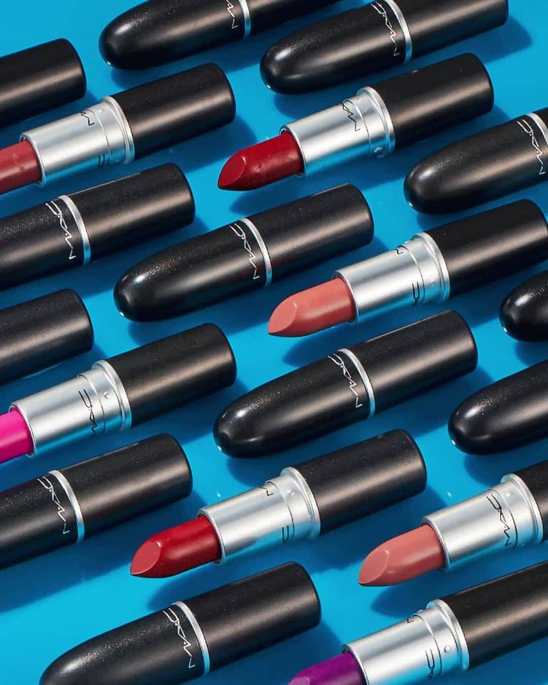 メイクアップアートコスメティックスのインスタグラム：「Hue do you love 💄?! Our best-selling Matte Lipstick formula comes in over 30 shades – including household names such as Candy Yum-Yum, Chili and Velvet Teddy. Celebrate #NationalLipstickDay with living Lipstick legends that serve up:   💄A creamy matte finish 💄Full-coverage colour 💄10-hour wear   #MACLipstick」