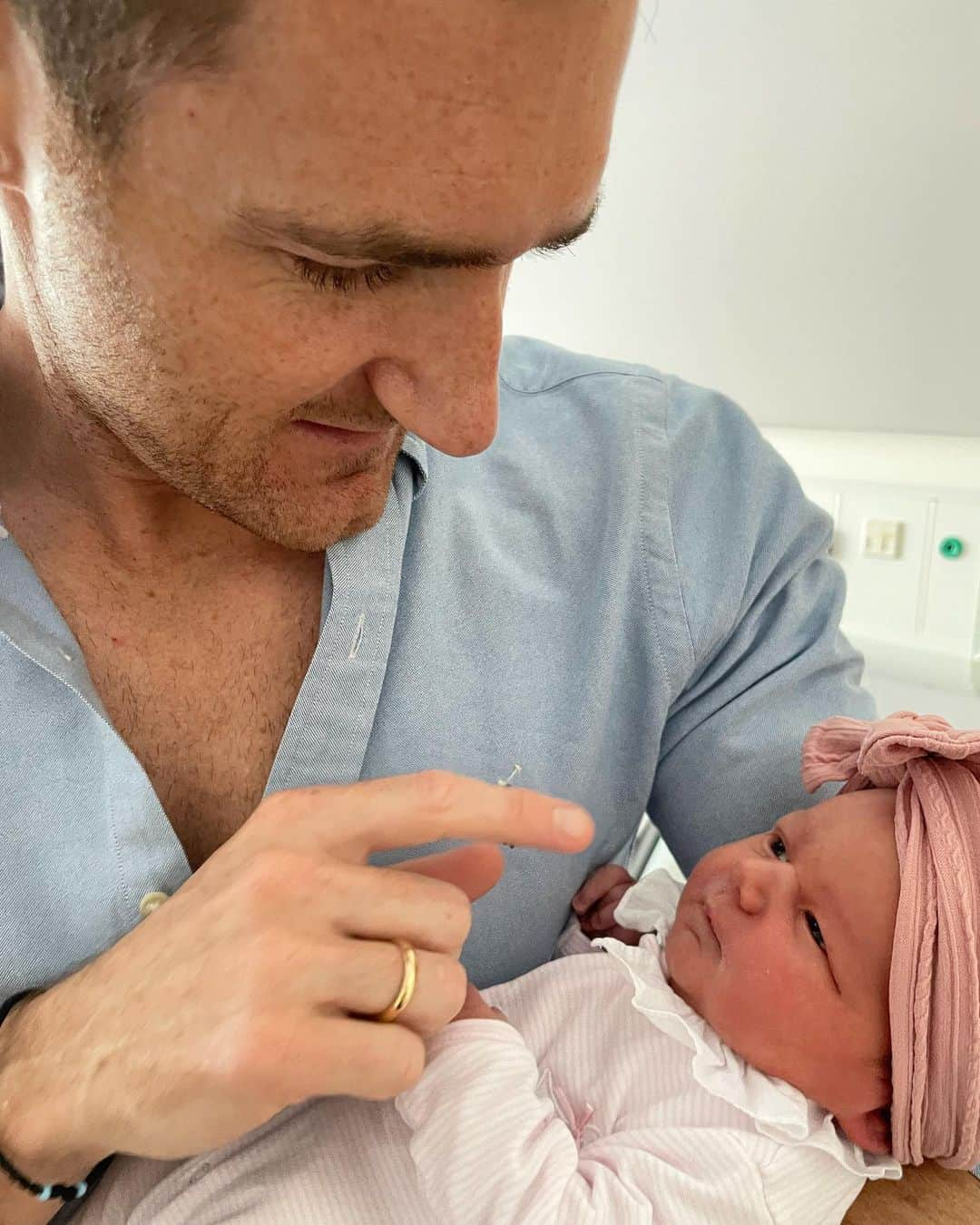 キャメロン・ファンデルバーグのインスタグラム：「My ten year @olympics anniversary was eclipsed by a rather special arrival…. Welcome Olympia van der Burgh ❤️❤️❤️  @nef_val We are so proud of you after a tough delivery - you are the real athlete that defies normal physiology! We love you so much ❤️❤️❤️」