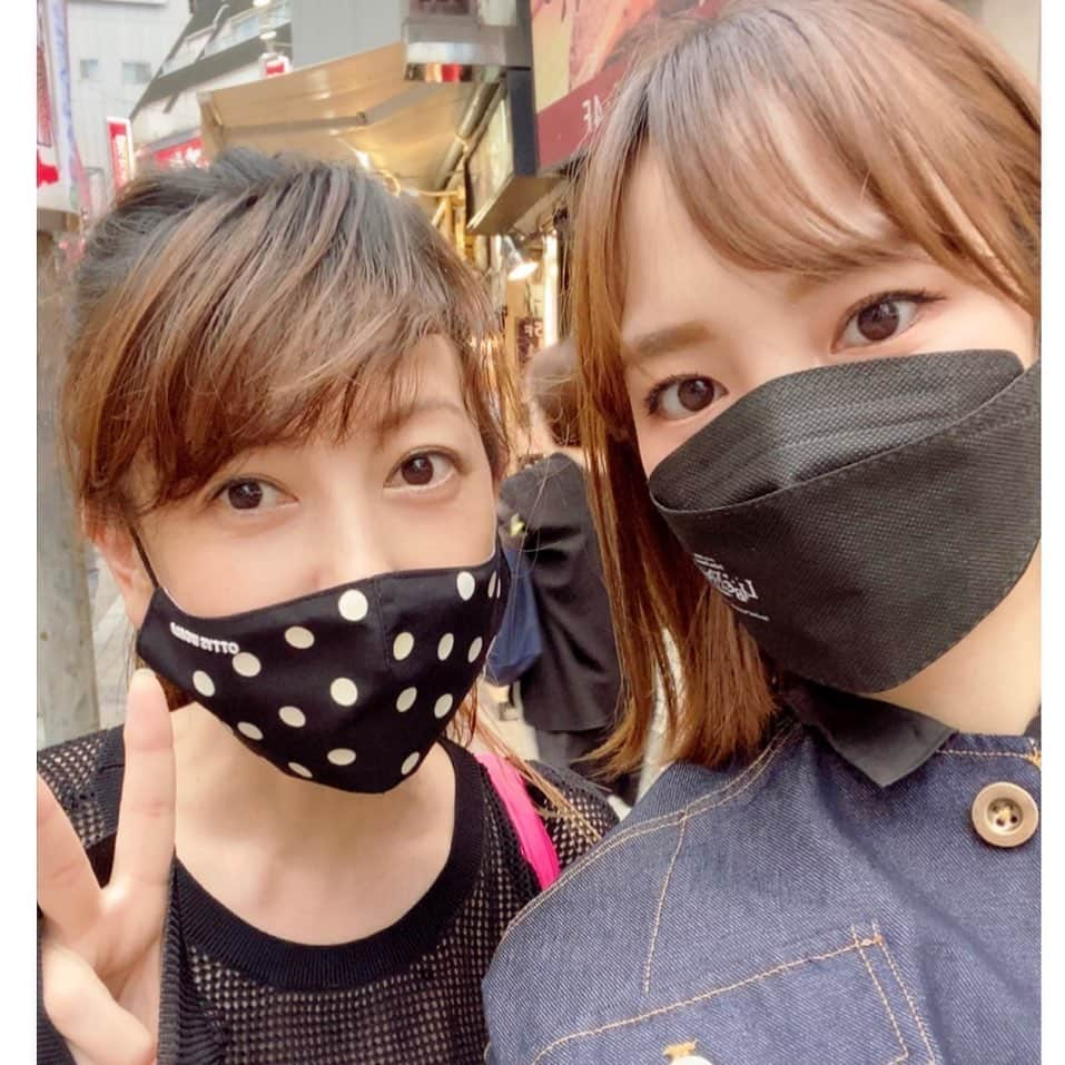 大原かおりのインスタグラム：「♡♡♡ 渋谷のセンター街を歩いてたら可愛い子に 「かおりさ〜ん♡」って声かけてもらって 振り返ったら。。  元モーニング娘。の飯窪春菜ちゃんでした〜😍❤️ ヒロミさん率いる八王子会のメンバー♡♡♡ 会うとやっぱり…地元の話になるよね🤗w  春菜ちゃんは、可愛いくて性格良くて とっても歌が上手くて最高です👱‍♀🎤️💕  ヒロミさんのYouTubeで『八王子のうた』の撮影に参加させてもらった時も、春菜ちゃん沢山メインで歌っていて格好良かった〜❣️❣️ う〜ん♡早く八王子会のメンバーで集合したいな👨👱‍♀️✨  #渋谷 #センター街 #飯窪春菜 #モー娘。#バッタリ遭遇 #嬉しいよね #八王子出身 #八王子会 #同郷 #八王子のうた #ヒロミさん #YouTube #撮影 #楽しかったね  #みんな聞いてね #😘🎤 #打合せ終わり #とは思えない #私の #どすっぴん #失礼しました🙇‍♀️  #八王子は東京なのに天気予報はなぜか別枠 #八王子は東京なのに都心と気温が5度違う #八王子同士が出会ったら必ずどうもどこ中と聞く #八王子あるある #☺️🫶」