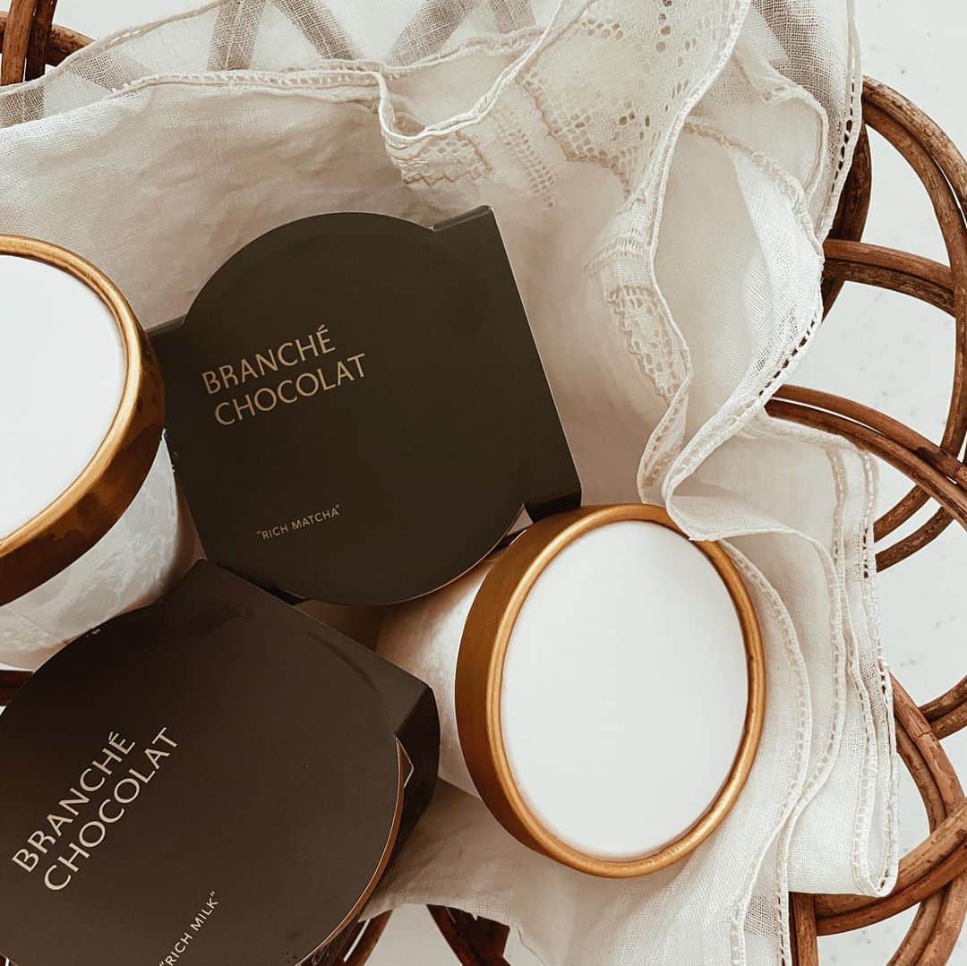 yuiのインスタグラム：「. special sweets of summer🍨🤍 @branche_chocolat  ブランシェ・ショコラさまより届いた ちょっとリッチなアイスクリーム。  砂糖類を使わず、 生乳の自然な甘さを生かして 作られているそうなのですが 物足りないことはまったくなく 牛乳本来の優しい甘さで 本当においしかった🐄🥛🤍 ミルクの方も実は二層になってて 奥の方にミルクチョコアイスも隠れてるよ🫣  抹茶味は上品な苦味もあって バランスが最高でした🍃 こちらはちょっと大人の味🤏🏼 自然由来の成分にこだわり、 体に優しくて、こどもにも安心。 👧🏽も気に入ったようで すごい勢いで食べてたよ😋 ひとつ食べきってから もう一個食べたいと泣いたんだけど← 明日のお楽しみに🤲🏼と我慢させました😅  夏の日の特別なおやつとして 贈答品にもおすすめ🍨  ☑︎アイスショコラ rich milk & rich matcha 🛒@branche_chocolat BRANCHÉ CHOCOLAT . . . . .  #ブランシェショコラ#アイスショコラ#アイスクリーム#アイス#おやつ#夏のおやつ#抹茶アイス#ギフト#おもたせ#おみやげ#お中元#夏休み#夏#無添加#無添加食品 #こどものいる暮らし#summer#sweets#icecream#gift」