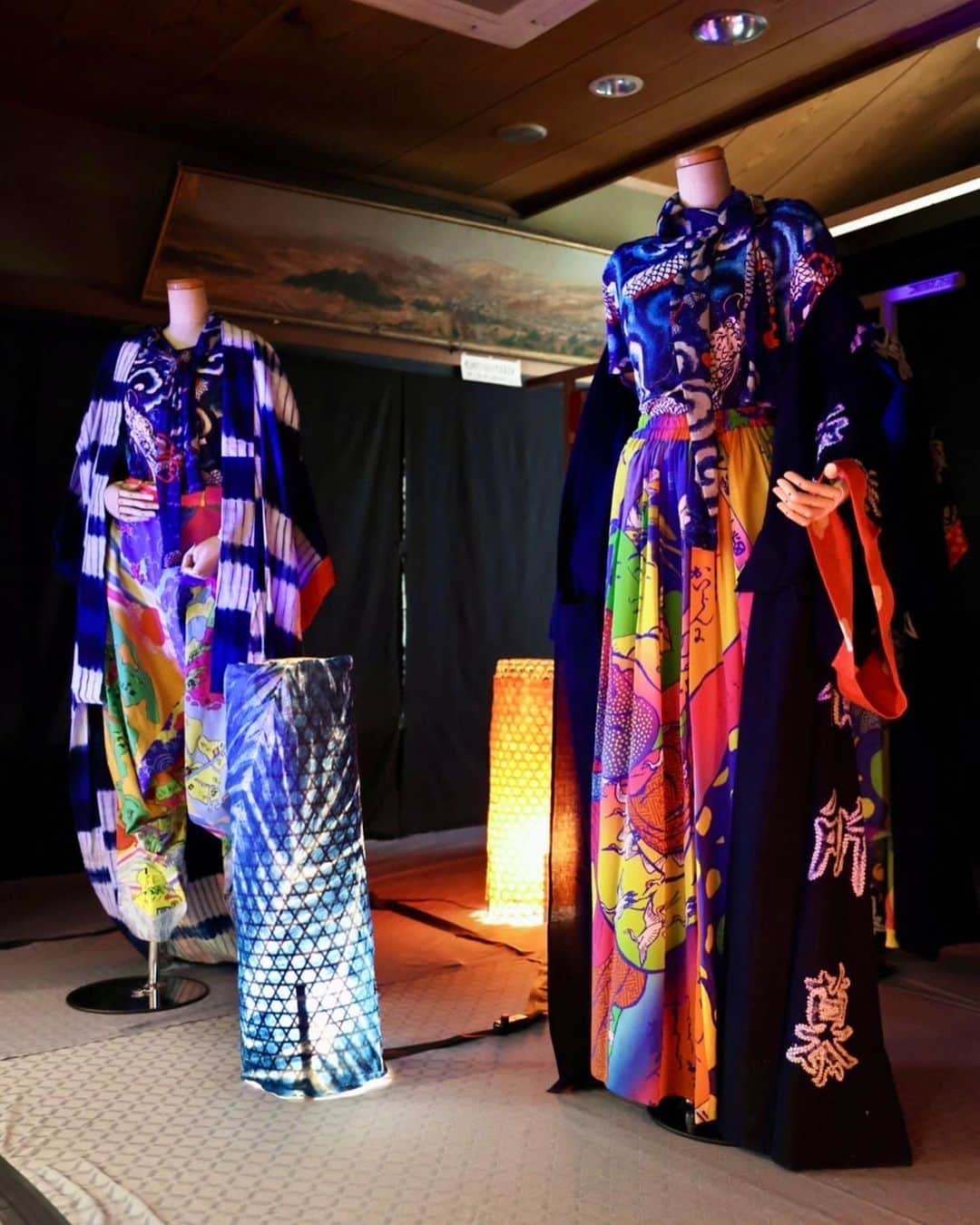 山本寛斎さんのインスタグラム写真 - (山本寛斎Instagram)「先日WWD JAPANで連載中の「ファッションデザイナー高谷健太と巡る "ときめき、ニッポン。"」で「有松絞り」についてご紹介しましたが、記事の中で触れた2004年の「KANSAI SUPER SHOW アボルダージュ」で披露した有松絞りの浴衣を、本日より開催の「有松ゆかたまつり」でご覧いただけます🌟 ぜひ会場に足を運んでいただき、世界に誇る有松絞りの美しさと、制作いただいた竹田耕三さんの美学、そして寛斎がファッションに捧げた熱量を感じていただければと思います。  __________________________  「山本寛斎×竹田耕三　浴衣展示」 有松ゆかたまつり 日時：7/30,31  10:00-17:00 場所：有松山車会館 ※国際芸術祭あいち2022(7/30〜)  ★第二弾展示 日時：8/11-14  10:00-17:00 場所：竹田嘉兵衛商店  #有松絞り #絞り染め #有松ゆかたまつり #竹田耕三 #山本寛斎 #kansaiyamamoto #yukata」7月30日 14時38分 - kansai_yamamoto_official