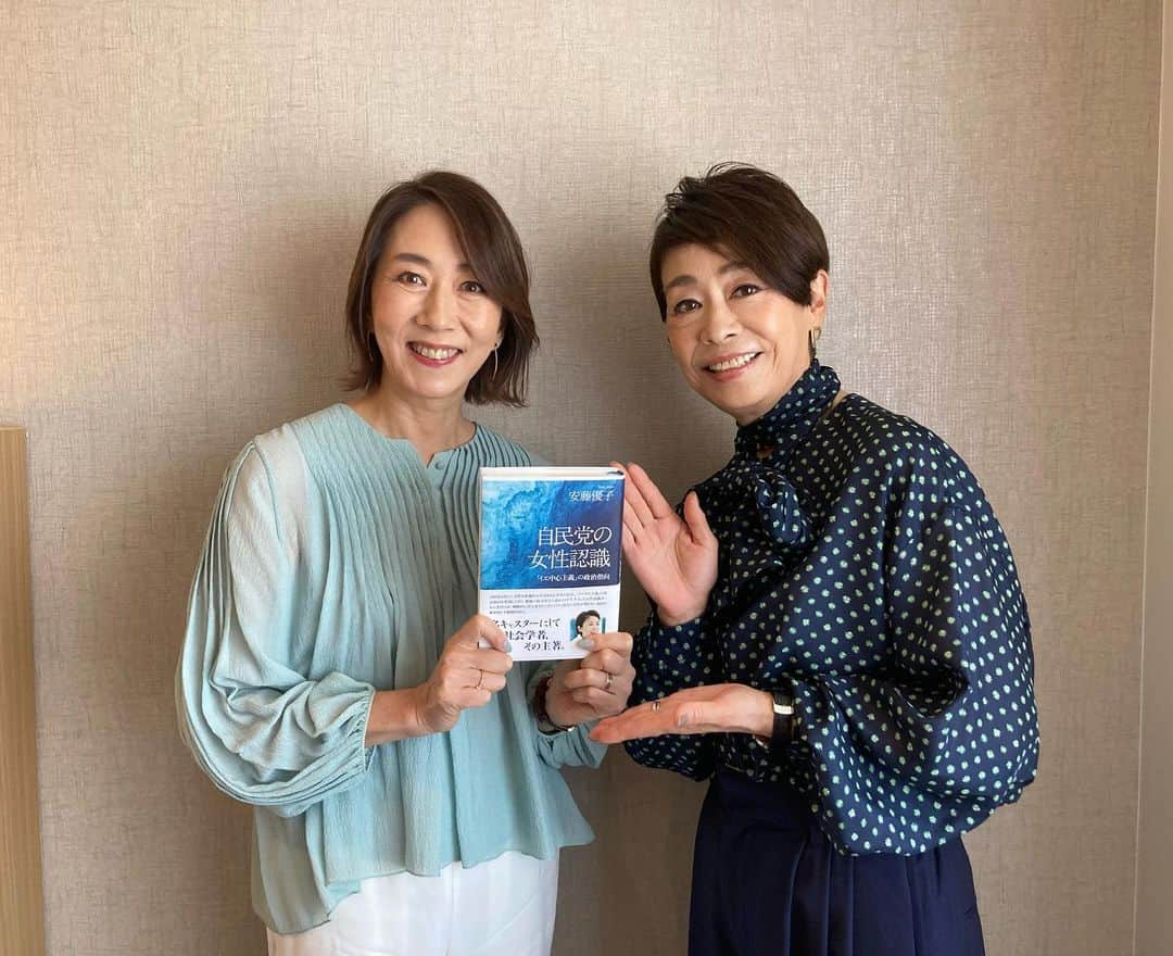 安藤優子さんのインスタグラム写真 - (安藤優子Instagram)「長野智子さんと。  お早うございます‼️  昨日は、長野智子さんに、本の取材をしていただきました。  長野さんとは、同じ大学の出身で、私がフジテレビで仕事をするようになった時は、長野さんは程なくしてニューヨークに行ってしまわれたので、実は現場でお会いするくらいで、じっくりとお話をしたのは初めてでしたが、びっくりするほど話が盛り上がって、あっと言う間に時間が過ぎてしまいました。  女性が報道で働くこととか、今のテレビニュースのこととか、話は尽きませんでした。  長野さんに取材していただいた記事は、日経クロスウーマンに掲載されます。  またみなさまに詳細はお伝えいたしますね。  さて本日も厳しい暑さです。  みなさまもたくさん水分取って、できるだけ快適にお過ごしください。  本日もよろしくお願い致します‼️  #長野智子さん   #フレンチブルドッグ  #安藤優子」7月30日 9時38分 - yukoando0203