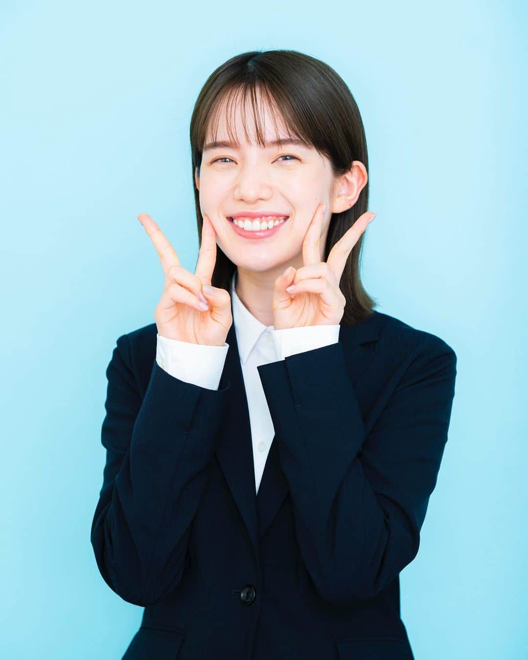 のインスタグラム：「【アンクールな人生】本になります👏✨ ⁡ 雑誌『ダ•ヴィンチ』での連載を この度一冊の本にまとめて出版します！✌️✨ ⁡ この連載では 私が実際に10代のころに経験し、 今の自分の幹となるものを作り上げた思い出が中心となっています🤔 ⁡ 沢山の皆さんに読んでもらいたいけれども、 あまりにもパーソナルな内容なので 読まれるのが恥ずかしいような、 そんな気持ちで今はいます🫣笑 ⁡ •9/14 発売　 ⭐️Amazonや書店で予約受付中です⭐️ •定価1400円＋税 •【アンクールな人生】弘中綾香 (書籍なので全ページほぼ文字です) ⁡ ⁡ オンラインイベントもただ今企画中でして 決まり次第お知らせします〜😙 これも楽しみ…🫶🏻 ⁡ 予約URLはプロフィールかストーリーから☝️ 宜しくお願い致します！」