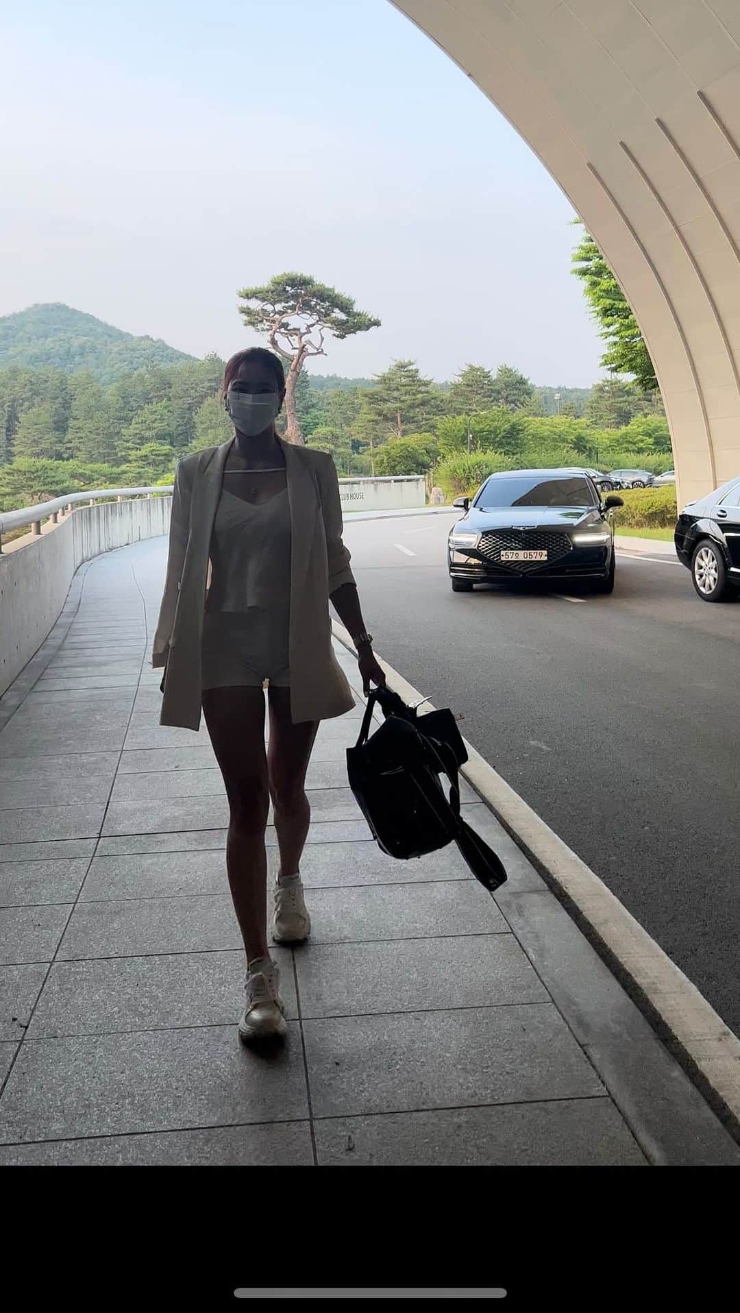 ユ・ヒョンジのインスタグラム：「_ 입구도 예뻤던 페럼cc🌼」