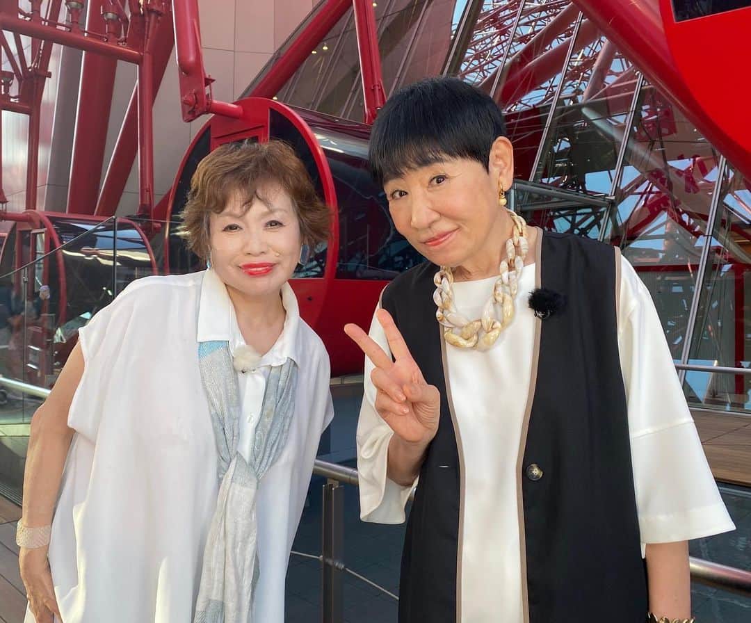 和田アキ子のインスタグラム：「大阪のNHKで２週連続放送されました、上沼ちゃんとのロケ番組『アッコと恵美子』、物凄い視聴率も良かったみたいで嬉しいです😊😊 上沼ちゃんとこんなに話したのは初めて🥰 仲悪いと思ってだでしょー❓ へっへっへっ😏 そんなことはないんです😊 NHKの見逃し配信サービスの『NHKプラス』でも見れますので是非見てください😊😊 #ako50th #アッコと美恵子 #nhkプラス #見てね」