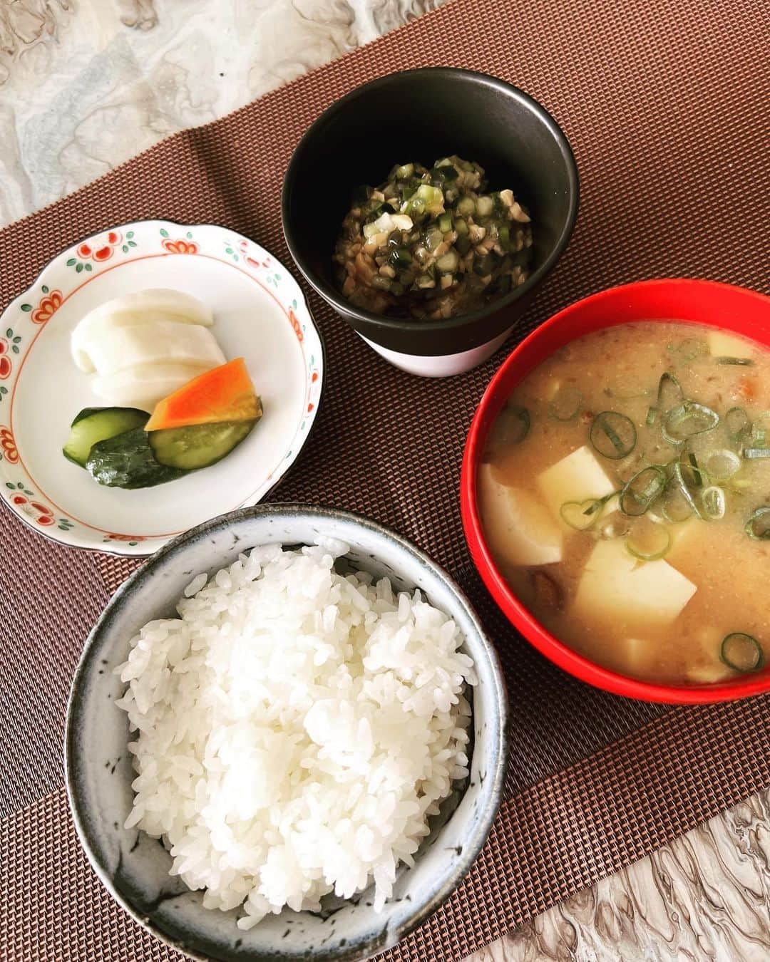 大神いずみさんのインスタグラム写真 - (大神いずみInstagram)「朝ごはん。  ご飯になめこと豆腐の味噌汁、 納豆に細かく刻んだ夏野菜にこんぶを混ぜた『だし』を合わせたもの、 ぬか漬け。  これ以上だと『あら豪華✨』 これ以下だと『簡単に済ませちゃいました😝』 『日本人』大神いずみがしみじみそう感じるメニューです。 腹八分くらいでご馳走様。 これから一日頑張りますよ〜 p(^_^)q‼️  会社員の時までは正直に言うと『朝ごはんて何？』 な生活をしてました。食べて出かけたことなんてほとんどなかった。起き抜けにコーヒー一杯。それでよく丸一日かけずり回って働けてたもんだなぁ、と思います。（若かったから💧）  結婚したら相方が必ず朝ごはんを食べて出かけないといられない人だった(・・;) 決まった時間に起きて朝食を作り始めるところから私の結婚は始まりました😓 新婚時代は朝ご飯の支度が出かける5分前にできあがり、なんてことがしょっちゅうあって、 よくもめてたもんです😥  痩せなくちゃと思って朝ごはんを抜いてた時もありました。 でもちゃんとダイエット頑張った時、３食抜かないで朝からちゃんと考えて食べることを覚えました。  簡単すぎても多すぎても、ダイエットには効果ありませんでした。  朝ごはんて一日の始まりに口にするもの。 実に奥が深いもんです😌  今日も警報級の暑さが見込まれています。  痩せたいなぁ〜ほっそりしたいな〜とは思っても、 朝ごはんはしっかり食べないと この暑さにもコロナにも負けてしまいそう(>_<) おまじないだと思って、しっかりいただきましょう‼️  あなたの朝ごはんは何でしたか？  #これにあと一品足したらお腹いっぱい過ぎてしまう #ウヨンウ見すぎてキンパが食べたい #子供がぬか漬け苦手で困ってます #朝ごはん #大神いずみ #野球母」7月30日 10時34分 - izumi_ogami