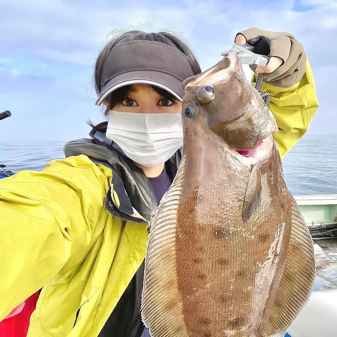 スーパーナブラのインスタグラム：「. . マグロ釣りが禁止になってしまったので😭 美食倶楽部で出せるものを仕入れたいと思って… 初めてのキンキ釣り🎣 新日高町へ🐎 北海道でロッドや電動リールなど調達して… ロッドホルダーとバッテリーは船についてると思い込んでいて… 300メートル手巻き🤣 錘が400🤣 マグロ釣りみたいにファイトしました🤣 次はキンキ仕入れてきます🙇‍♀️  ①釣れた感じが全然わからない💦 ②初めてでエサ買いすぎた💦サンマのが良さそう ③キンキの仕掛け ④重いだけのリールに手作りロッド置き ⑤近くの人のバッテリー見つけた時まさか😱とゾッとした😱 ⑥マグロ並に頑張ってゲット ⑦ウニがビックリうまかった ⑧回転寿司もやっぱりレベル高い ⑨珍しい昆布焼酎飲みました😋  #釣り #釣りガール #北海道 #キンキ釣り #底釣り #新日高町 #競馬 #馬#北海道グルメ」