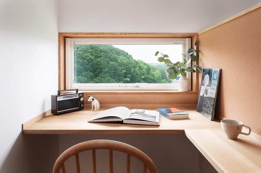 feve casaのインスタグラム：「「借景」が素晴らしい書斎🌳🌳🌳  窓の外に見えるのはこんもりと茂った神戸市郊外の里山。まるで絵画か写真のような美しい眺望は、思わず見惚れてしまうほど。  集中作業に少し疲れても目の前の雄大な景色に気分は瞬時にリフレッシュ＆リラックス。  ONとOFFを無意識のうちに使いこなすことができる素敵な書斎コーナーです。 設計、施工：フクダ・ロングライフデザイン株式会社 @fukuda_lld  @mokkotsu   トップからサイトにアクセス🙏 @feve_casa」