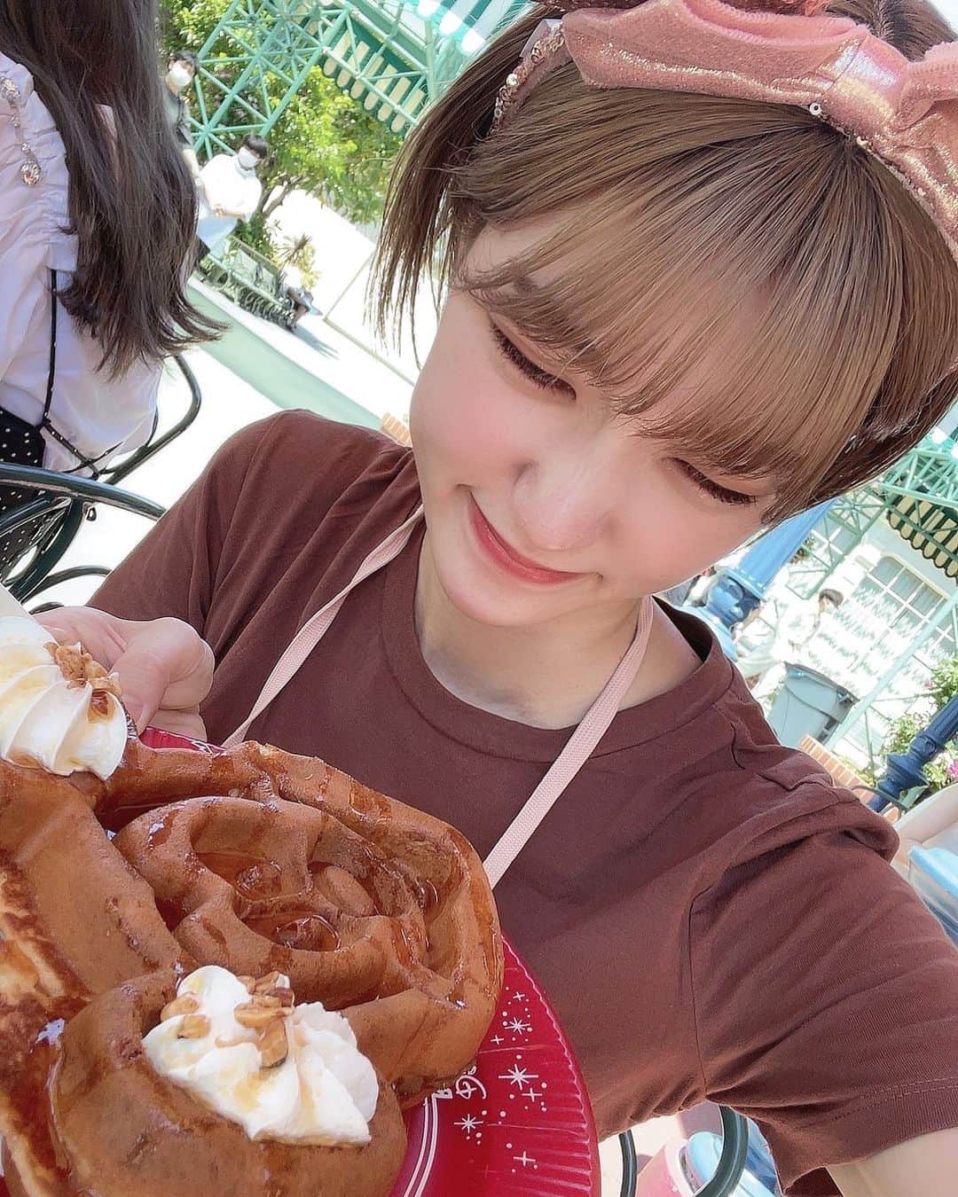 東条蒼のインスタグラム：「＊  全然キャラクターも乗り物も詳しくないけど、美味しいものたくさん食べれたからおっけー💫  前日に仕事で失敗して、かなりショックを受けていたので、そんなこと忘れるくらいチョケられたのでとてもいい1日になった！！！  誘われないかぎりディズニーには行かないので、また誰かに誘われるの待たなきゃ。🙄🙄  好きなポップコーンは、ブラックペッパーです！🍿  みんなはディズニーに行ったらなにたべますか？  #ディズニーランド #ワッフル  #撮影会 #メガネ女子 #あおたん #蒼　#蒼ファミリー #ポトレ #ポートレート #撮影モデル #コスプレ #followｍe #following #japan #girl #photooftheday #tagsforlikes #instalike  #台湾 #香港 #粉我 #拍照 #照片 #人像攝影」