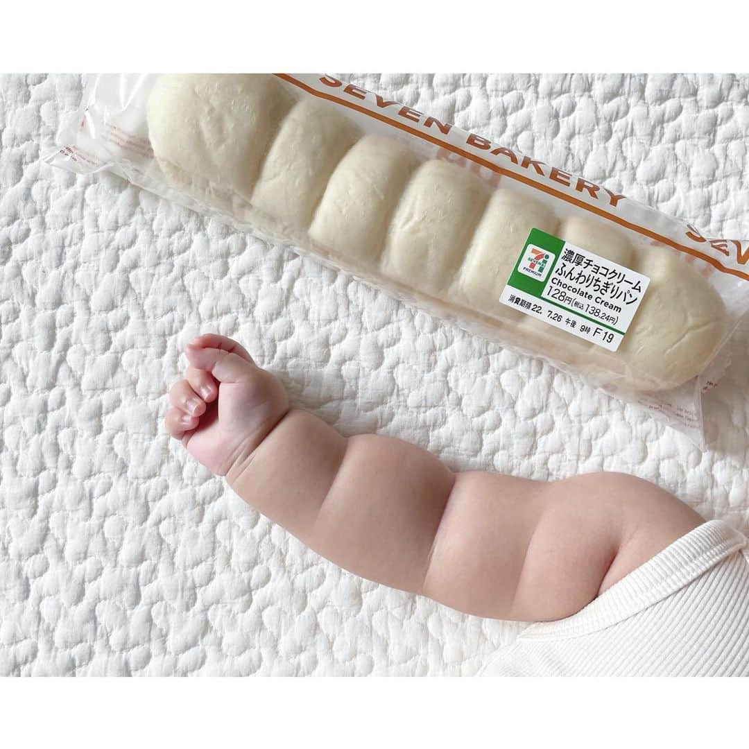 kumiさんのインスタグラム写真 - (kumiInstagram)「クリームたっぷりのちぎりパン🥖 おひとついかがでしゅか？👶🏻💕  最近は朝5時までぐっすりだったのに 今日は3時前に「えーん！」「水分補給しとこかー！」と起きた息子👶🏻  夫にはしっかり寝て仕事に行ってほしいから、寝室は分けているのだけど。 ちょっとした泣き声に気付いてドアを開けてくれると本当救われる..  ( でも寝ておくれ。笑 )  新生児の頃、夜がくるのがすごく怖かったなぁ。 息子も私も成長したもんだ💐＊  #男の子ベビー#生後4ヶ月#生後4ヶ月男の子#令和4年ベビー#ちぎりパンベビー」7月30日 12時15分 - 93_0920