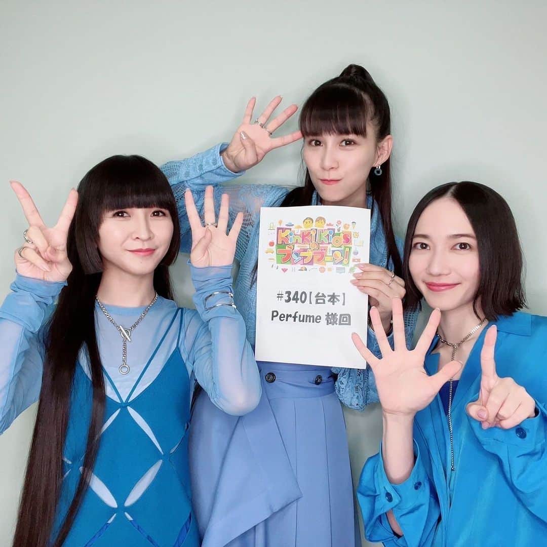 Perfumeさんのインスタグラム写真 - (PerfumeInstagram)「#KinKiKidsのブンブブーン ありがとうございました🌼  同じ日にリリースだったお二人と ダンスゲーム💃やガールズトーク💌など 一緒にたくさん楽しませていただいたPerfumeでした🧚🏻‍♀️  Had so much fun with Kinki Kids at their show “Kinki Kids no bunbuboon“! Dancing game, girls talk💕and more🤭　 And we had the same release day🙌  #prfm」7月30日 12時18分 - prfm_official