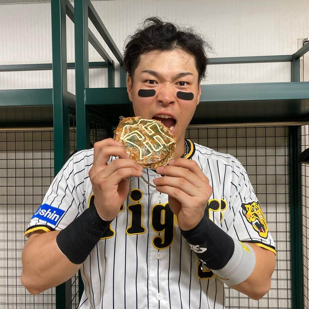 阪神タイガースさんのインスタグラム写真 - (阪神タイガースInstagram)「貴重な追加点となるホームランを打った佐藤輝明選手です！ #ナイスホームラン  #佐藤輝明 選手 粉もん#虎メダル  #阪神タイガース  #イチにカケル！」7月30日 22時16分 - hanshintigers_official