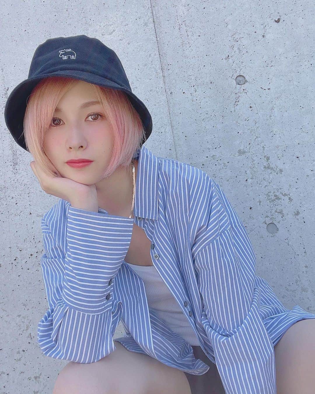 加藤優のインスタグラム：「.  お久しぶりです、生きてます！  今日も暑かったですね…  私は日々パソコンと戦っております… むず…  #近況報告 #パソコン #pc #ピンクヘアー」