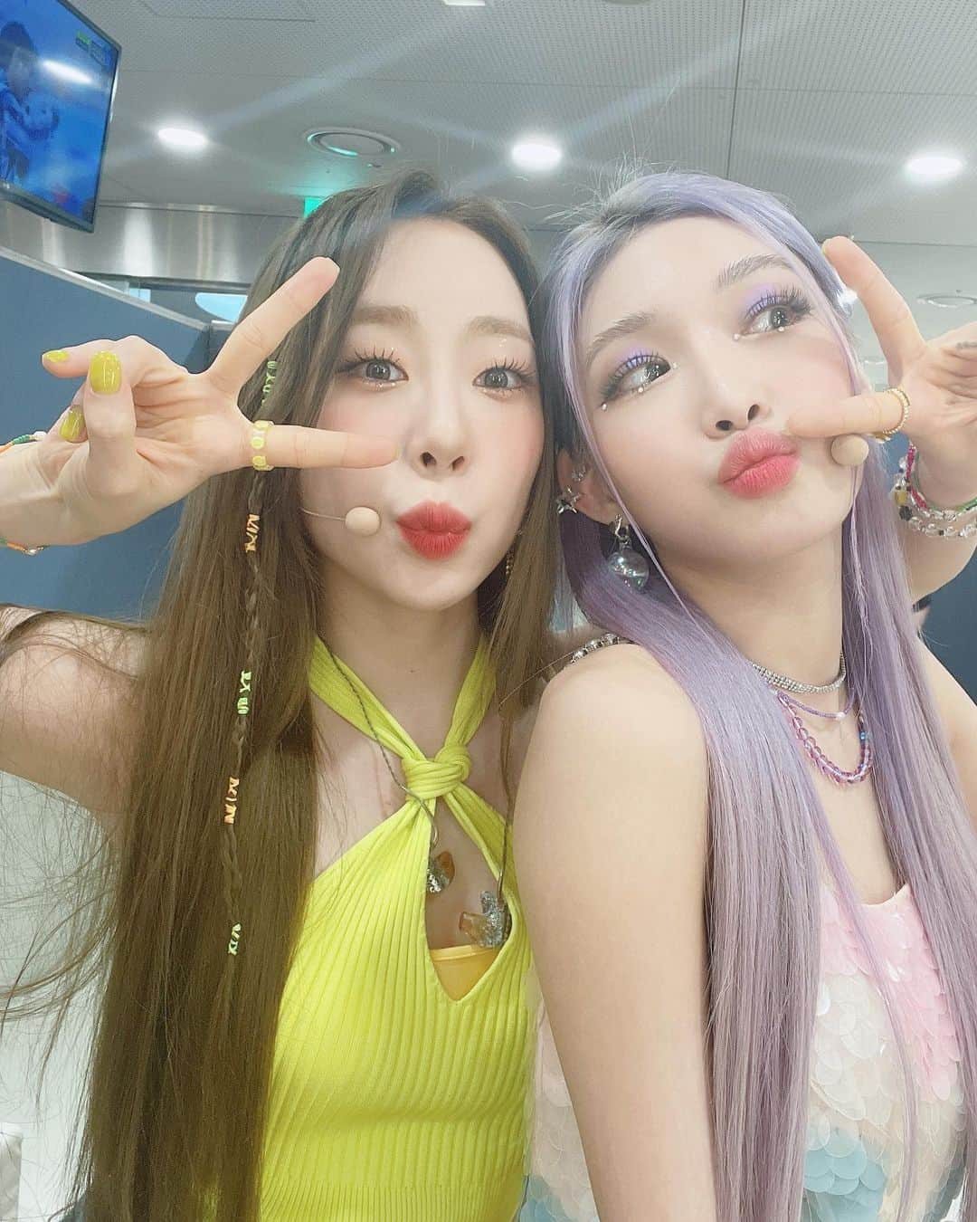 チョンハのインスタグラム：「[📸] #BareRare #Sparkling  뎡이🤍 너랑 또 함께 활동해서 외롭지 않았어 항상 언니 같은 동생이어줘서 고마워 사랑해🫶🏻  @uyj__0803 @wjsn_cosmic  #청하 #CHUNGHA #우주소녀 #연정」