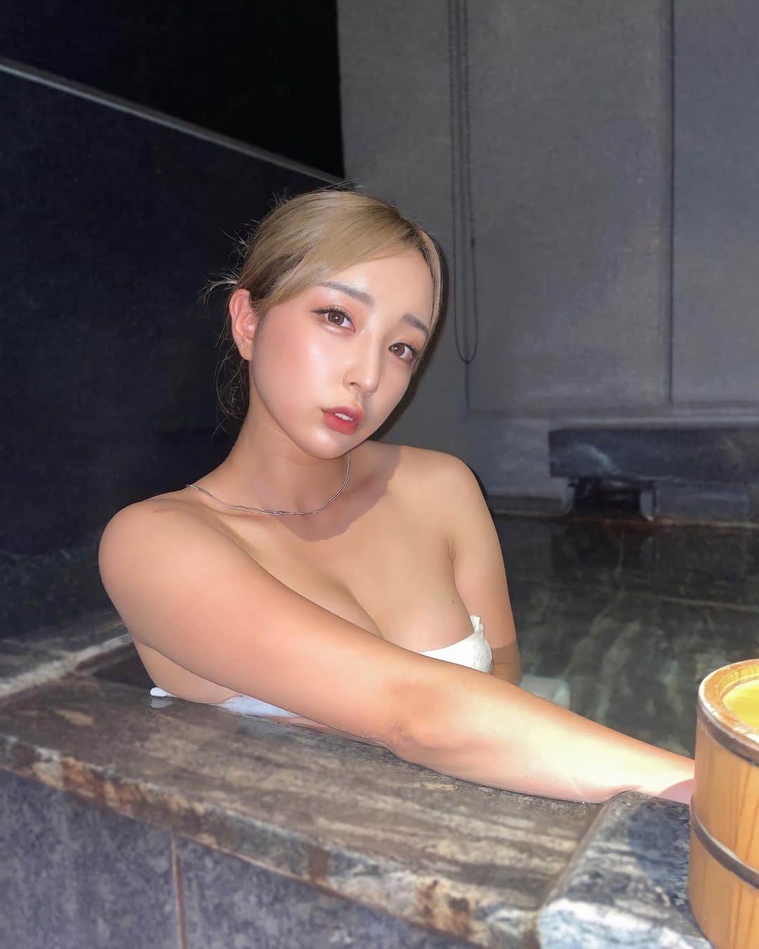 石田みかのインスタグラム：「. . 休息フルチャージしても、 すぐ燃料切れ身体ヘトヘトマン🥱 . . .  #筋トレ女子  #フィットネスウェア  #japanesegirl #japanese #tokyo #日本女孩 #我的最愛 #箱根旅行 #箱根温泉 #温泉旅行 #客室露天風呂」