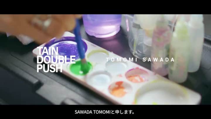 澤田友美のインスタグラム：「お恥ずかしい🙇‍♀️  【CUSTOM ARTIST TOMOMI SAWADA】 TOMOMI SAWADAは日本のカスタムアーティストとして活動しています。  -生い立ち- 1984.5.11生まれ 北海道帯広市出身  文化服装学院、洋裁講師をしていた母の元に生まれ、物心ついた幼少期から自宅にあったアトリエで物作りやARTに触れる。 幼少期からプレタポルテやパリコレのショーなどを母から見て育った。 そんな環境から中学生の頃には自分が着たい服は自身でイメージして縫っていた。 その頃から学園祭の衣装を任されたり、友人の裁縫依頼などを受けたりして自然と技術を身につけていった。  -経歴と実績- ・ハンドメイドジュエリーブランドAngeliaの設立 ・コスメブランドFEMMUEのパッケージにオリジナル立体ペイントが採用 ・サステナブランドKAのDesigner ・大久保鉄三氏がロサンゼルスを拠点とし創設したファッションブランド A LOVE MOVEMENT（ア ラブ ムーヴメント）とのカスタムコラボレーション ・ALMアンバサダー  2020年には 世界中のセレブやハリウッドスター、アーティストを多く顧客に持ちLos Angelesや Parisにお店を構える有名セレクトショップ 『Maxfield(マックスフィールド)』でサステナブランドKAの商品をリリース。 そこで獲得した世界中のセレブから オーダーメイドで依頼をもらった桜の花びらの立体ペイントなどが代表作となる。  セレブ達からのオーダーがキッカケとなりカスタムに目覚め、現在カスタムアーティストとして活動している。 カスタムは洋服だけには留まらずバッグや靴、アクセサリーなど多種多様のアイテムを手掛けている。  彼女のアーティスティックな作品は、ライフスタイルからインスピレーションを受けた唯一無二のARTとなっている。」