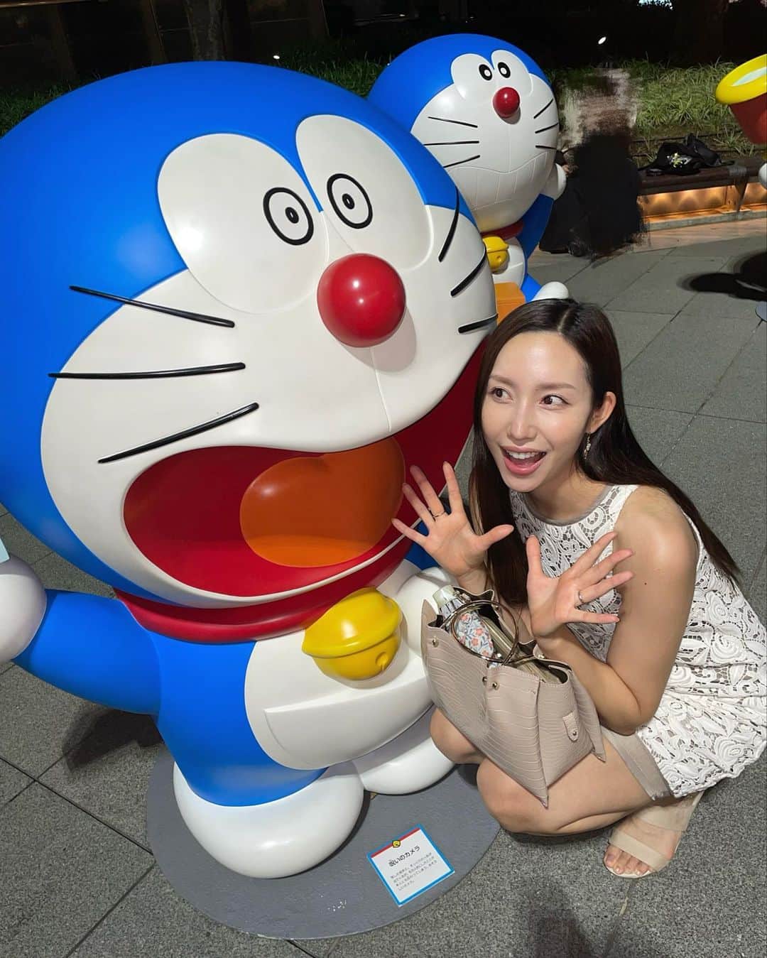 のインスタグラム：「両者、驚く！の巻き。  六本木にドラえもんが大集結してた💙 8/28までイベントしてるみたい！  全部違う表情で色んなアイテム 持ってたりで可愛い☺️🫶🏻  みなさんのお気に入りドラえもんは どれですか？🥰  #音程ズレがちな人と繋がりたい  #roppongi #roppongihills #doraemon #doraemons #summerstation #六本木 #六本木デート #六本木イベント #六本木ヒルズ #66プラザ #サマステ #夏休みの過ごし方」