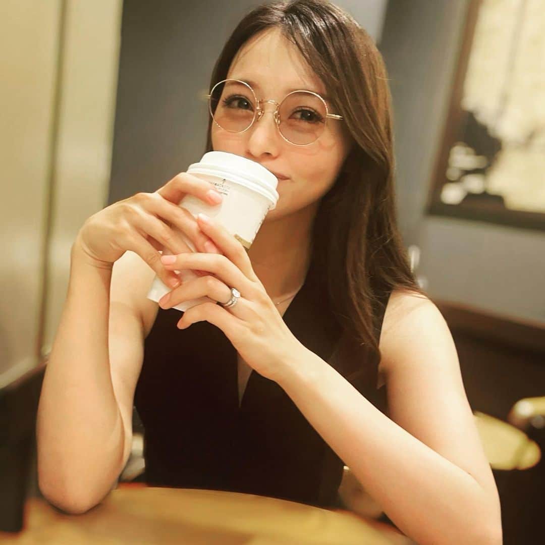 黒澤ゆりかのインスタグラム：「可愛いサングラス🕶をGETした✨  ▶︎ゆりかは夏を乗り切るようになった！！  ▶︎オシャレ経験値をもらった！  ▶︎紫外線防御力が上がった！  ゆりかはご機嫌になった！！笑笑😂👏  久々にポケモンやりたいなぁ笑  すごい軽いし、まるで付けてるの忘れるくらいのつけ心地😋  #目からの紫外線対策 #サングラス女子 #メガネ女子」