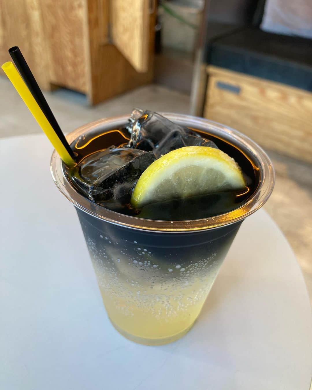大釜ケリーのインスタグラム：「ブラックレモネード 黒い飲み物ばかりのカフェ #BLACK #lemon #lemonade #レモネード　#黒」